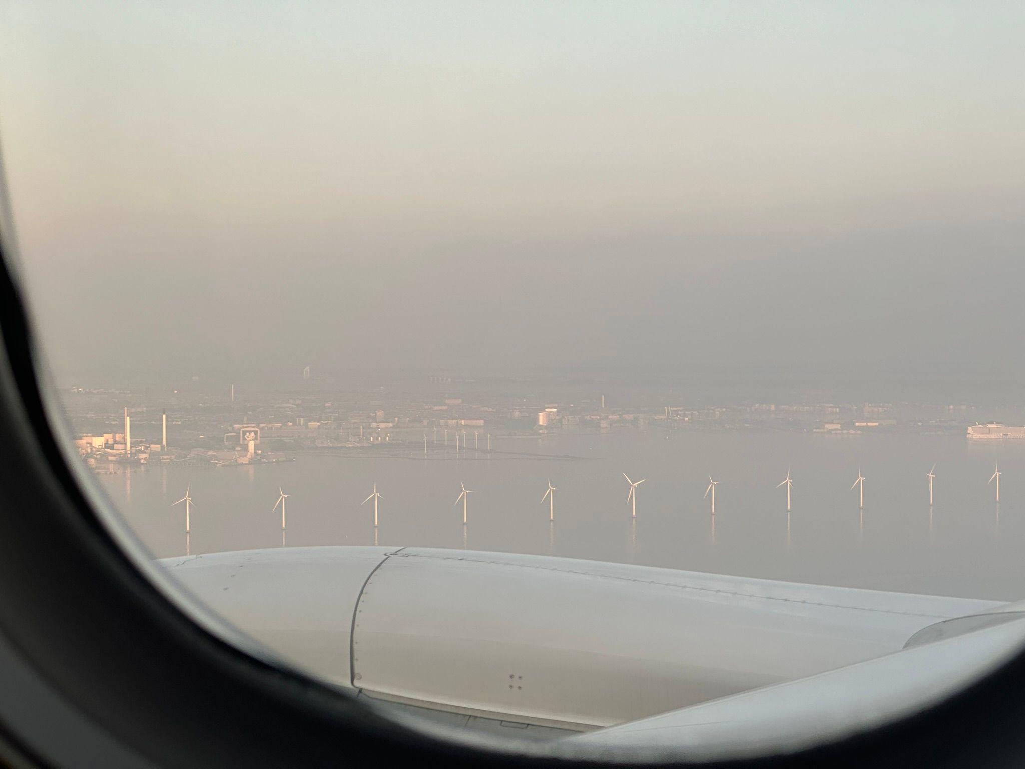 Copenhagen nhìn từ máy bay với những tubin gió
