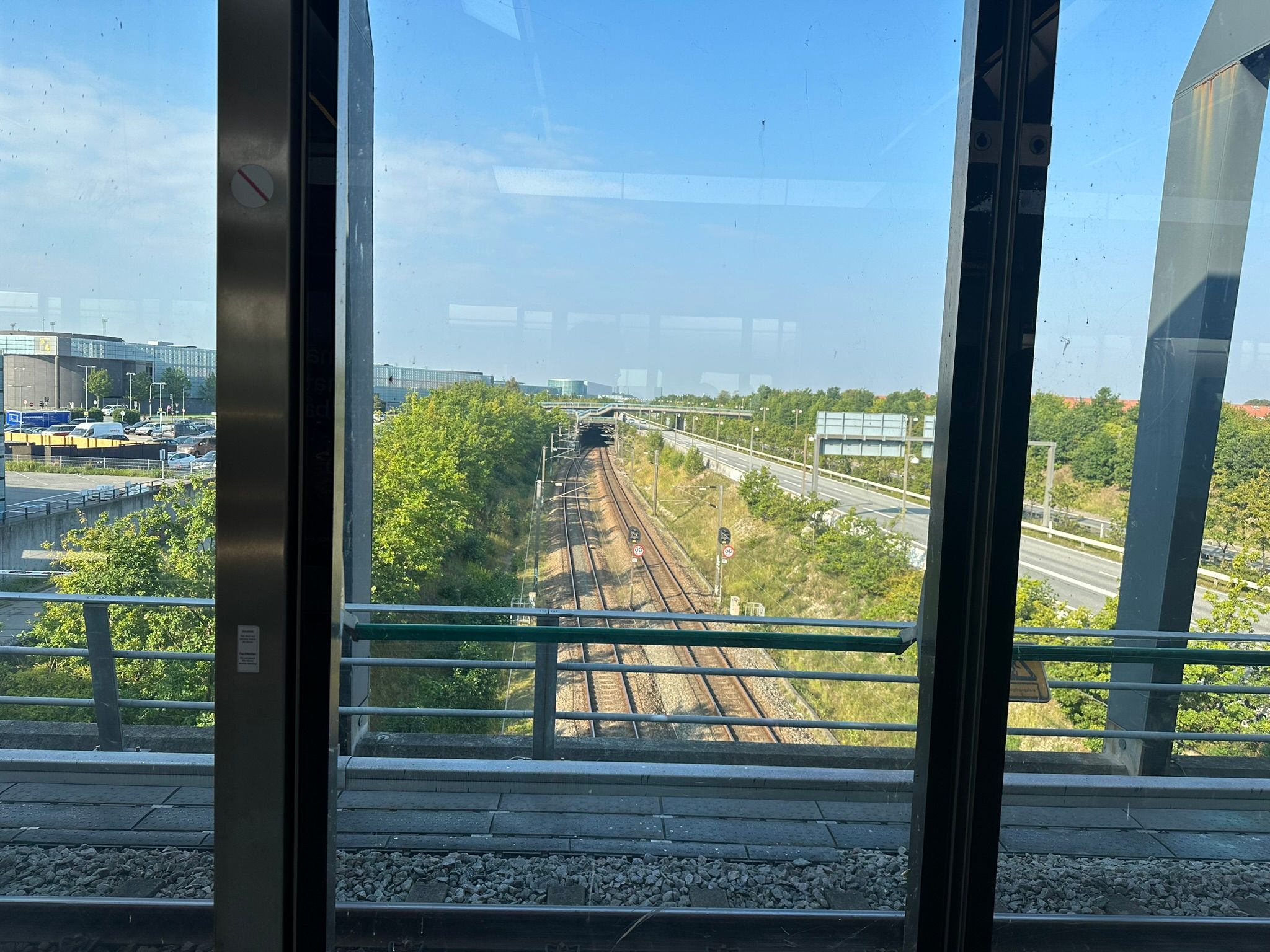 Ngay bên ngoài sân bay, nối thẳng vô đường tàu điện - metro vào thành phố!