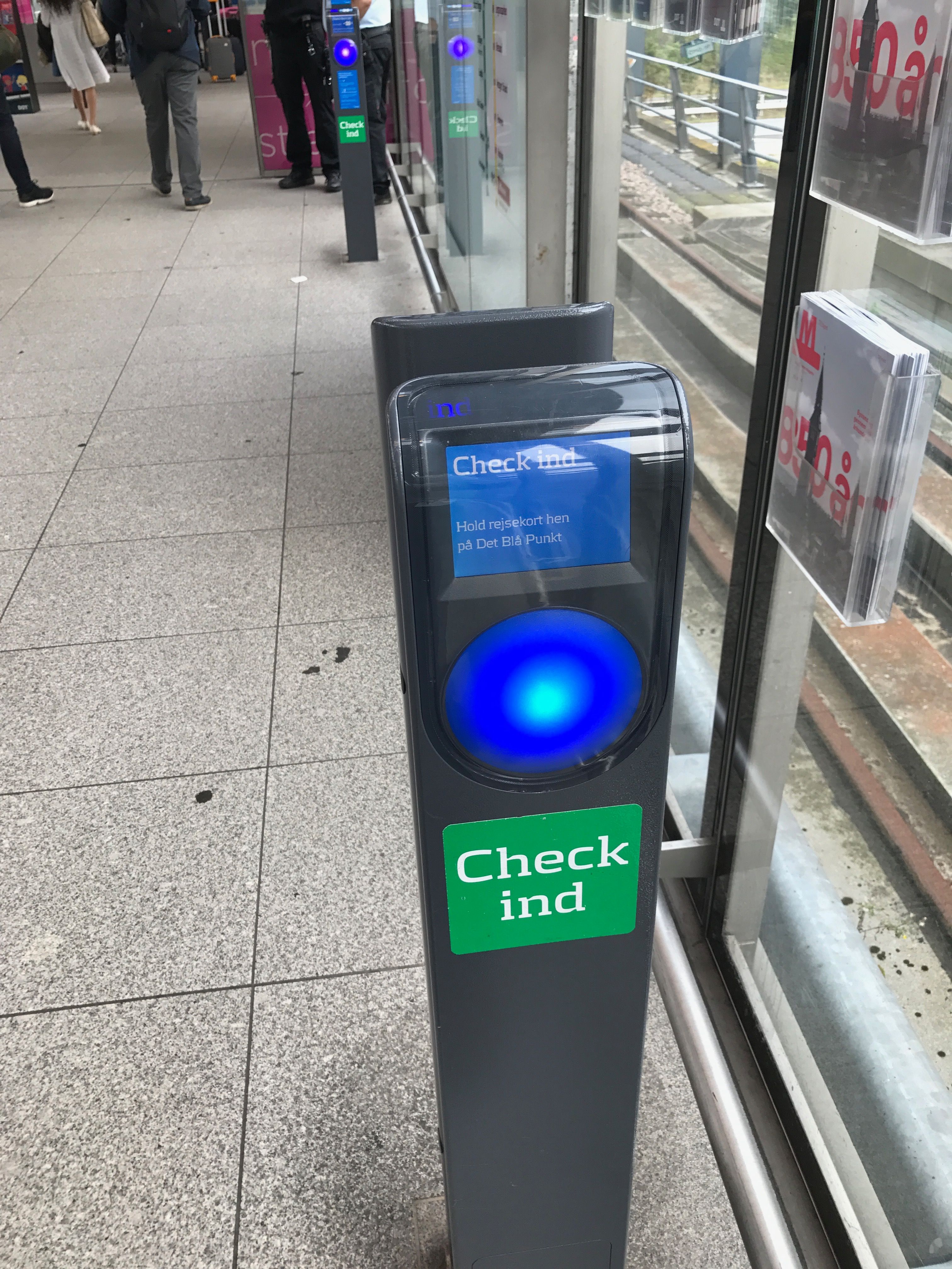 Cột check-in là cột đèn có màu xanh dương