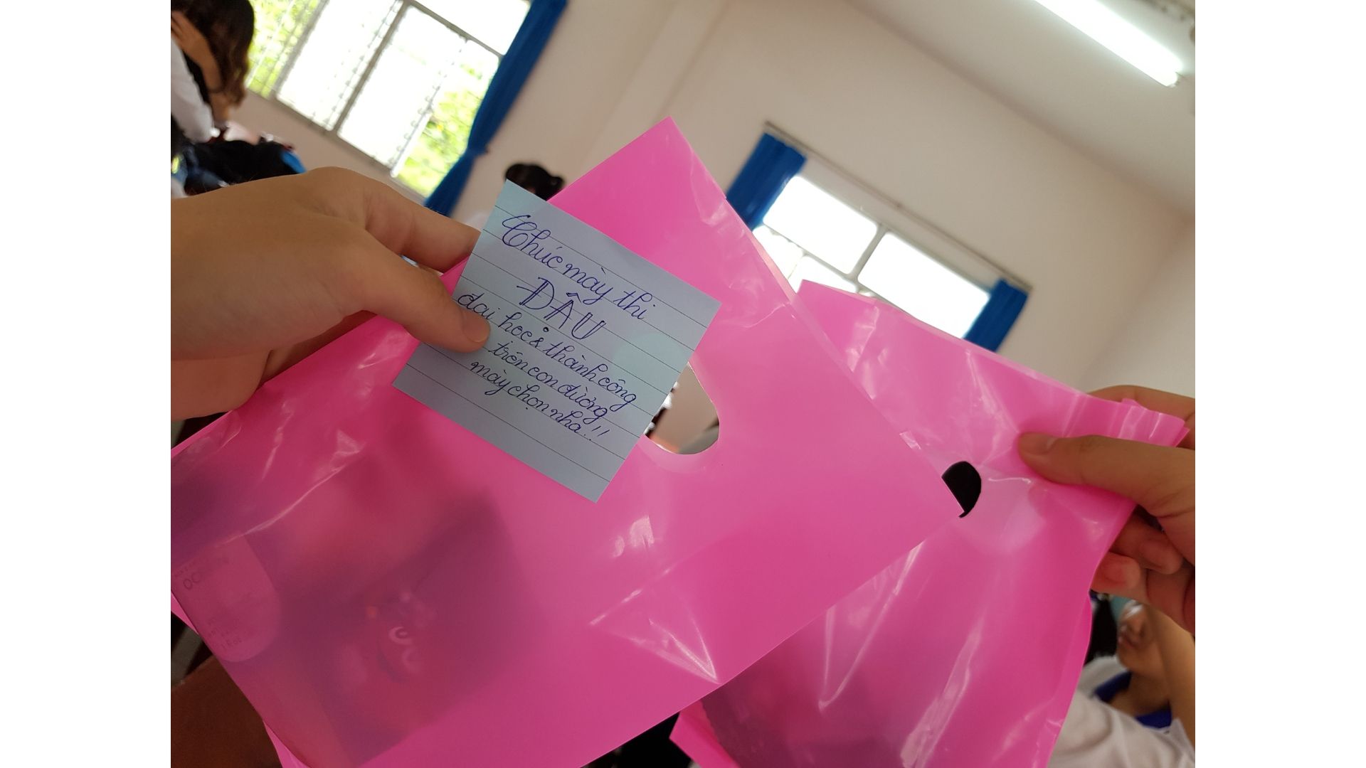 Hôm này các bạn nữ chuẩn bị cho ngày quốc tế đàn ông thì phải! Dễ thương và bất ngờ lắm nha!