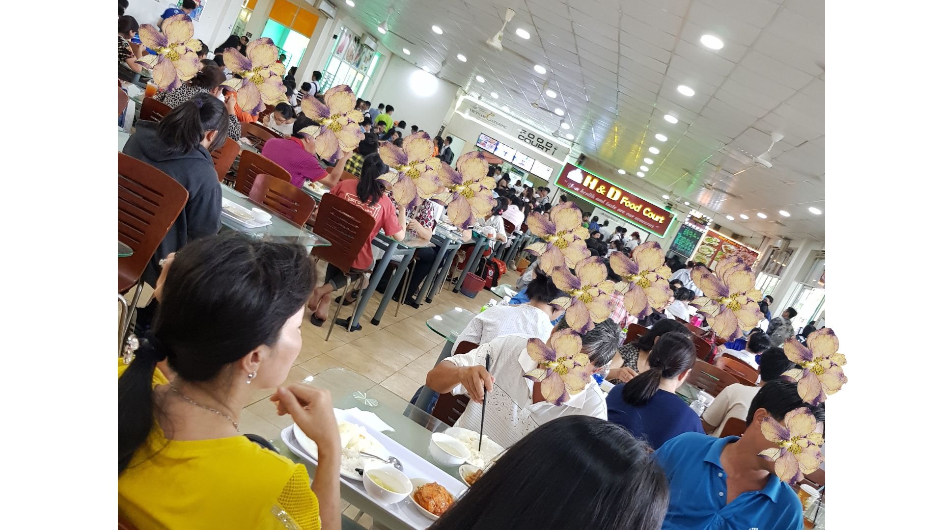 Căn tin rất đông