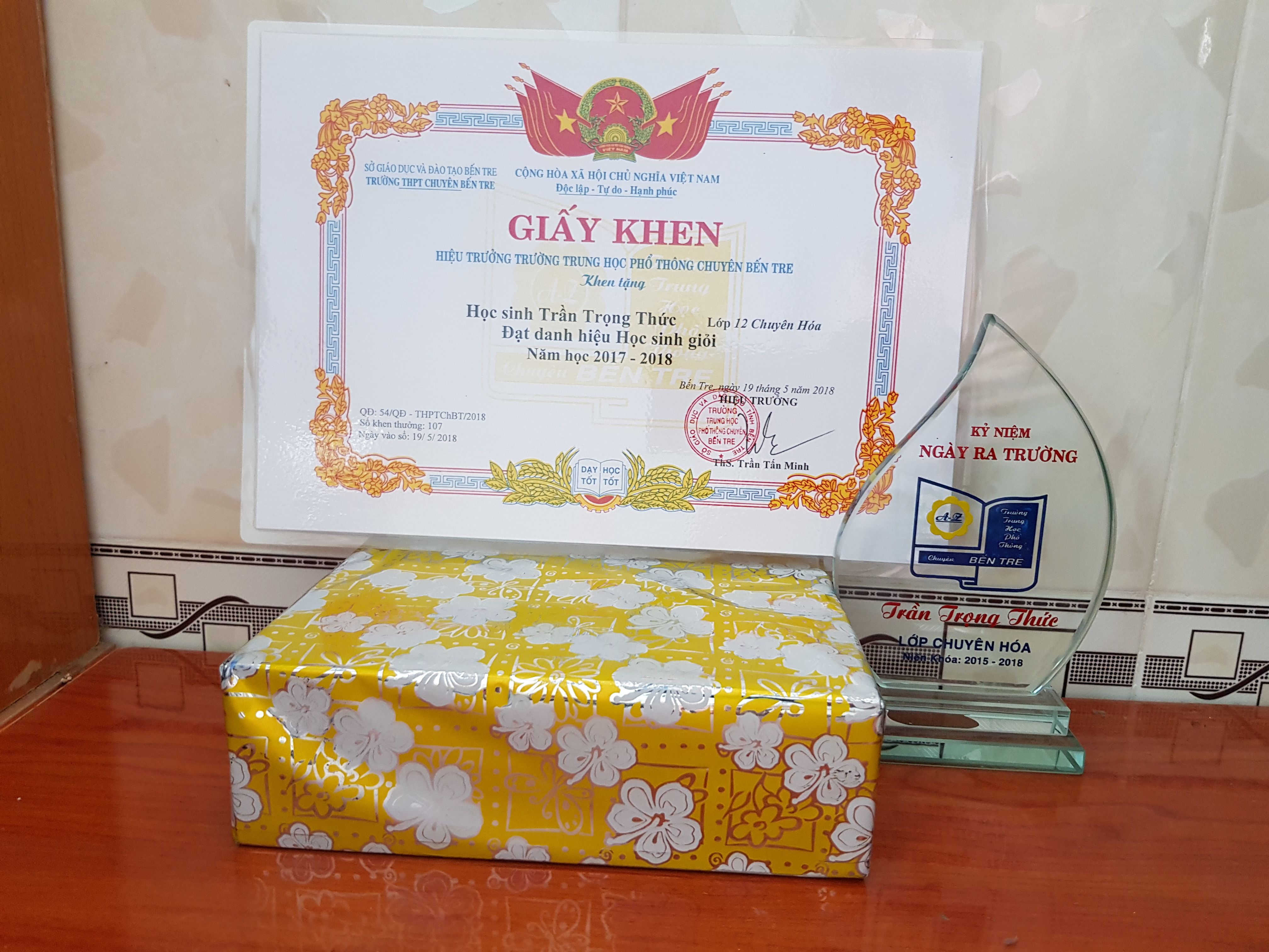 Giấy khen và kỉ niệm chương được cô mình nhận giùm nè!