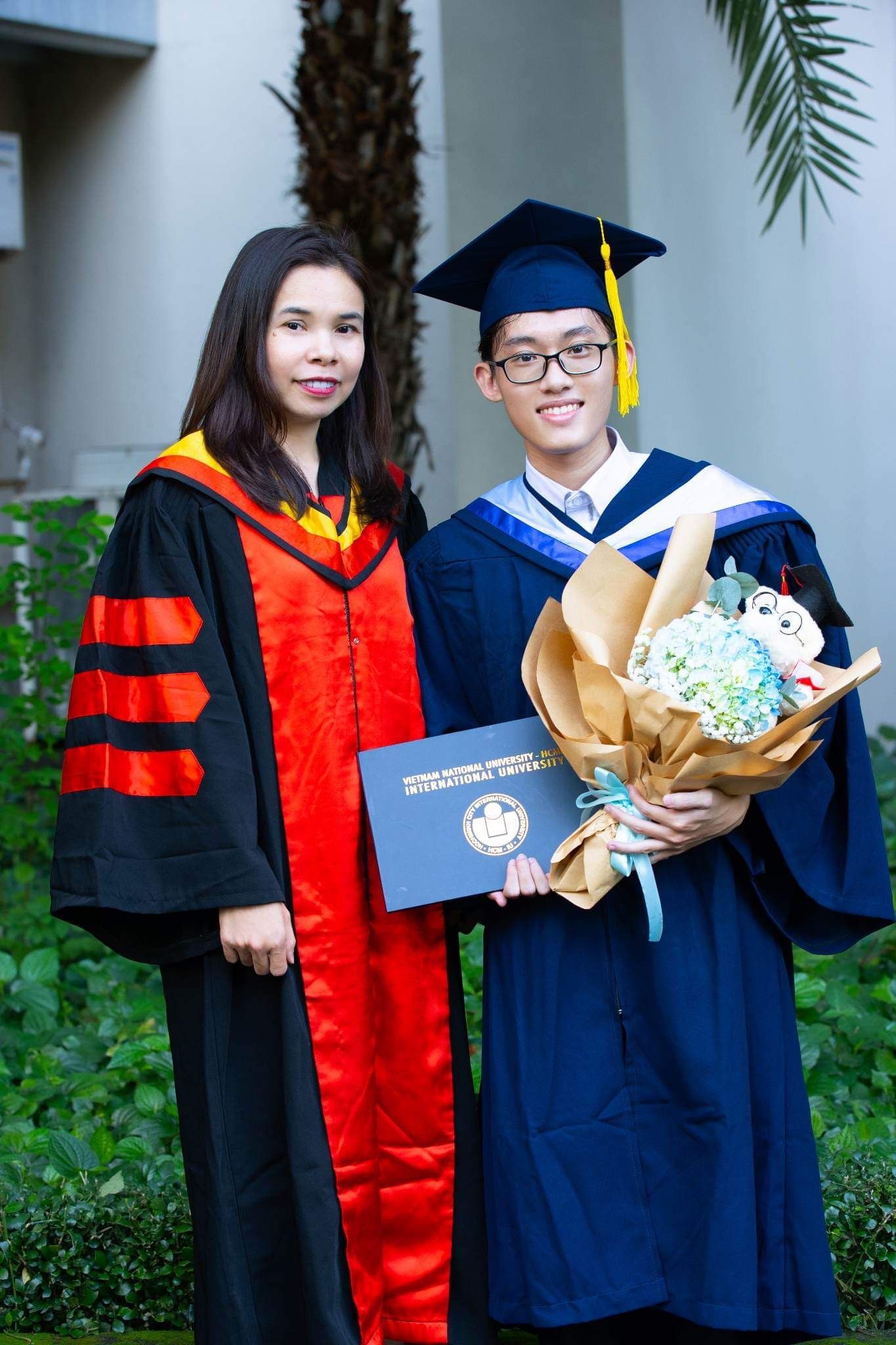 Cô hướng dẫn luận văn tốt nghiệp của mình