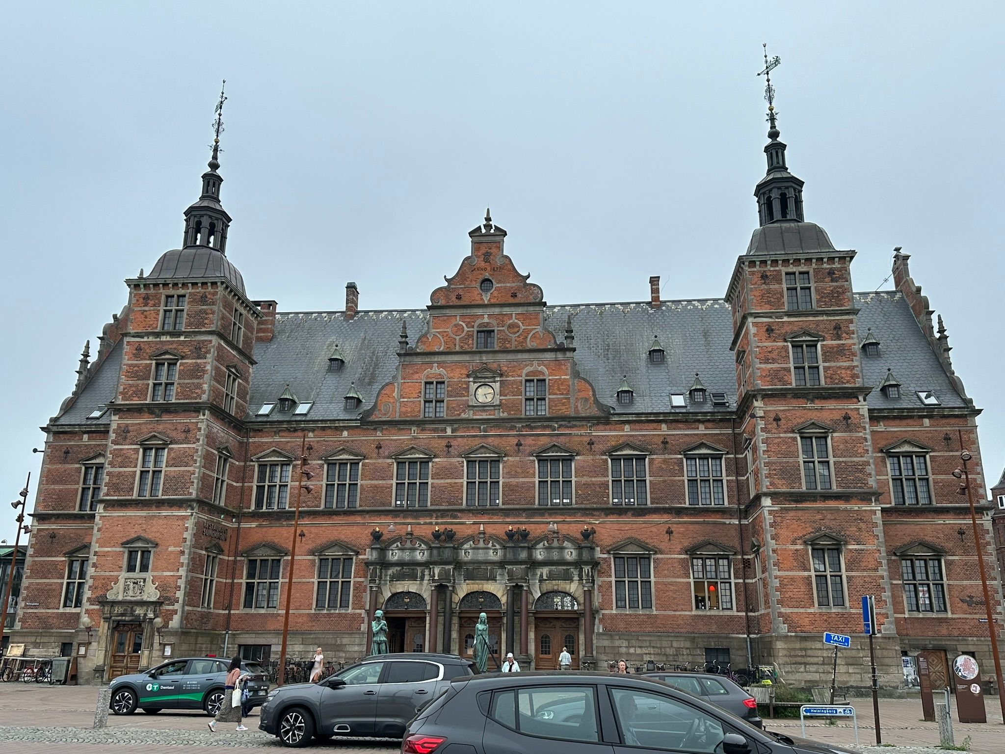 Này hình như là nhà ga cuối của xe lửa đi từ Copenhagen đi lên.