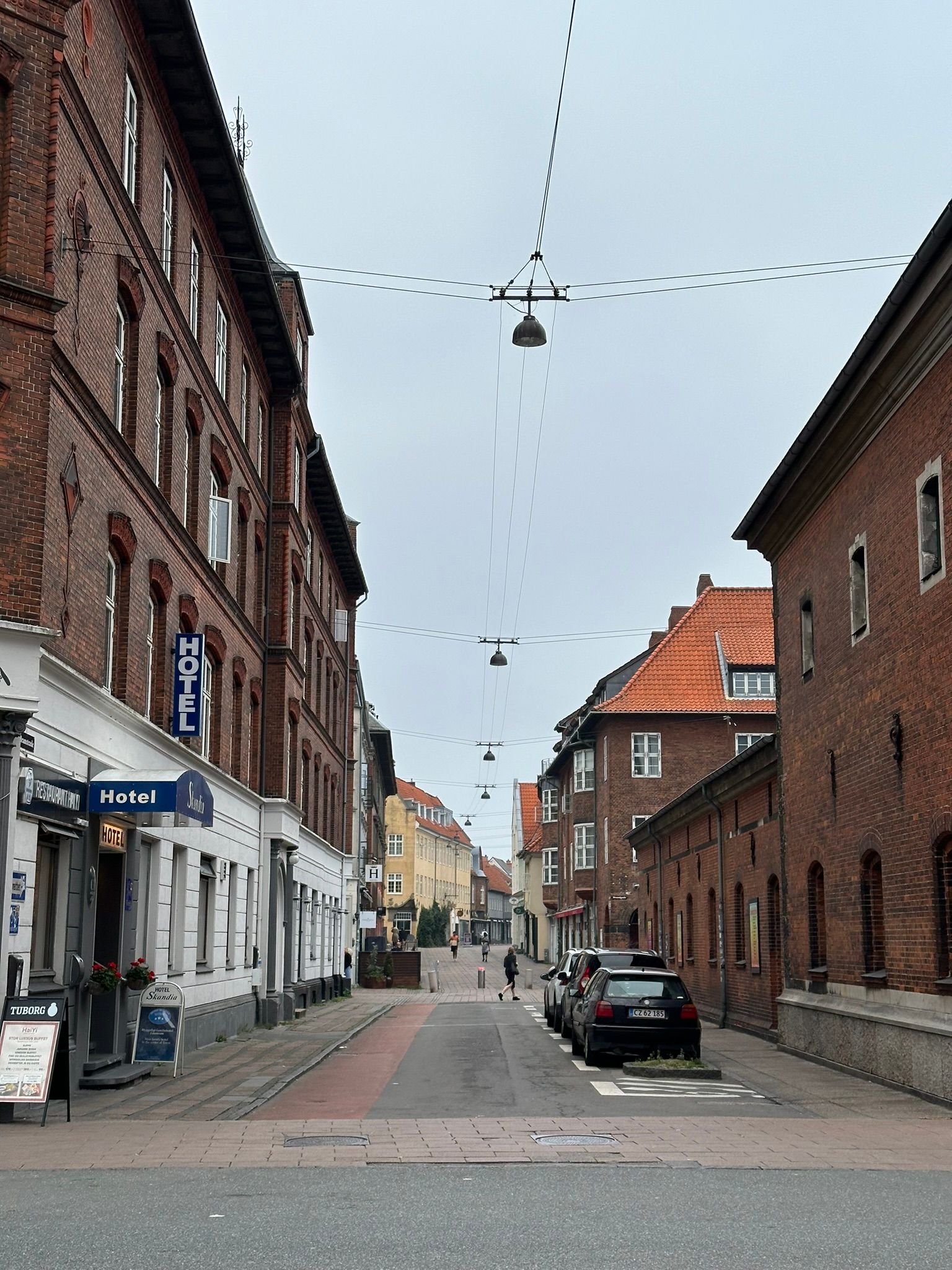 Đèn đường treo như vậy nè mn, nhìn gọn hen, gió cũng dữ á mà hông thấy nó đung đưa