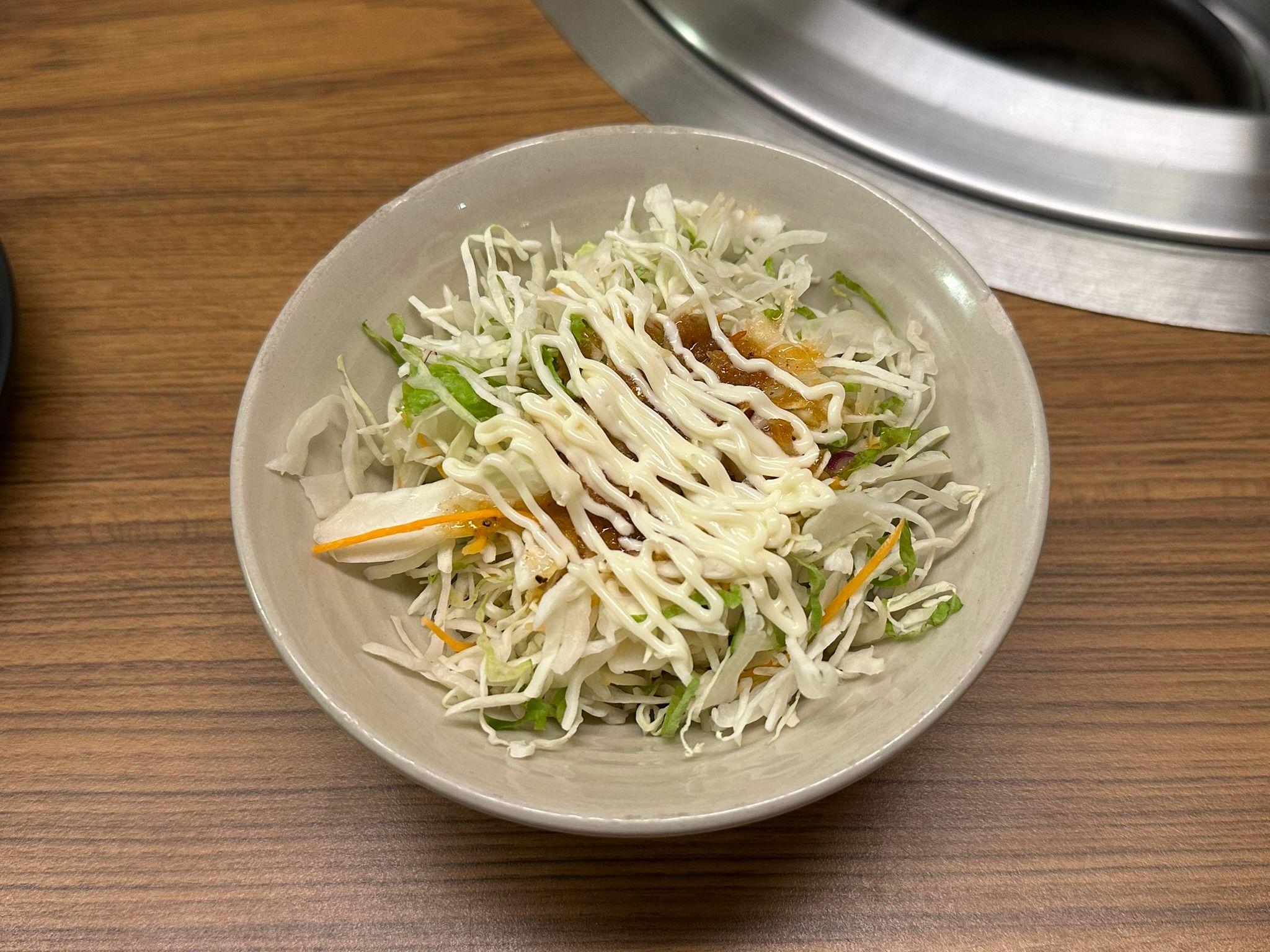Mỗi người được chén "salad", mình gọi thế vì nó giống vậy chứ hông biết tên. Ngon.