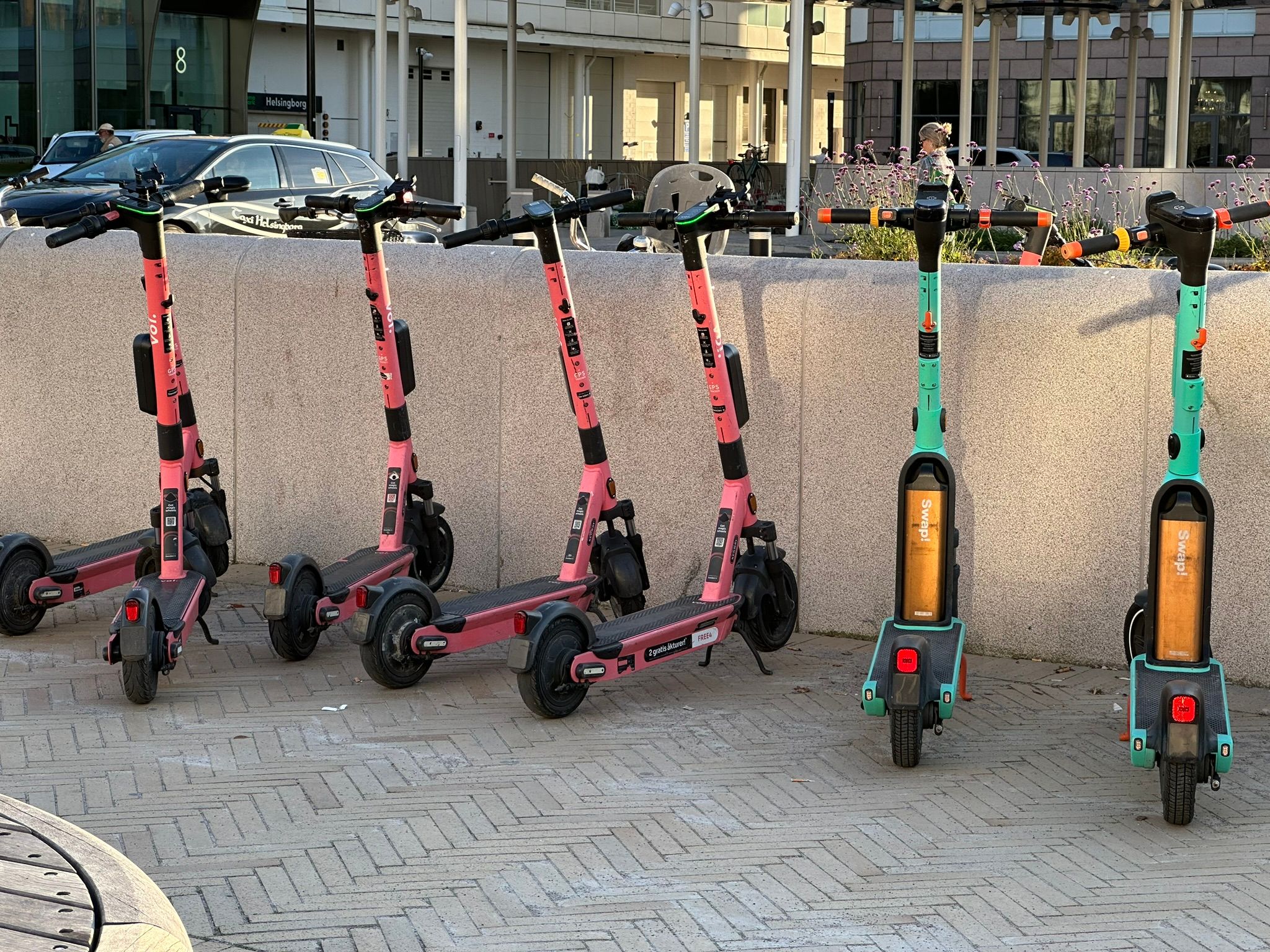 Scooter bên này thì phải, tải app, top-up tiền rồi xài