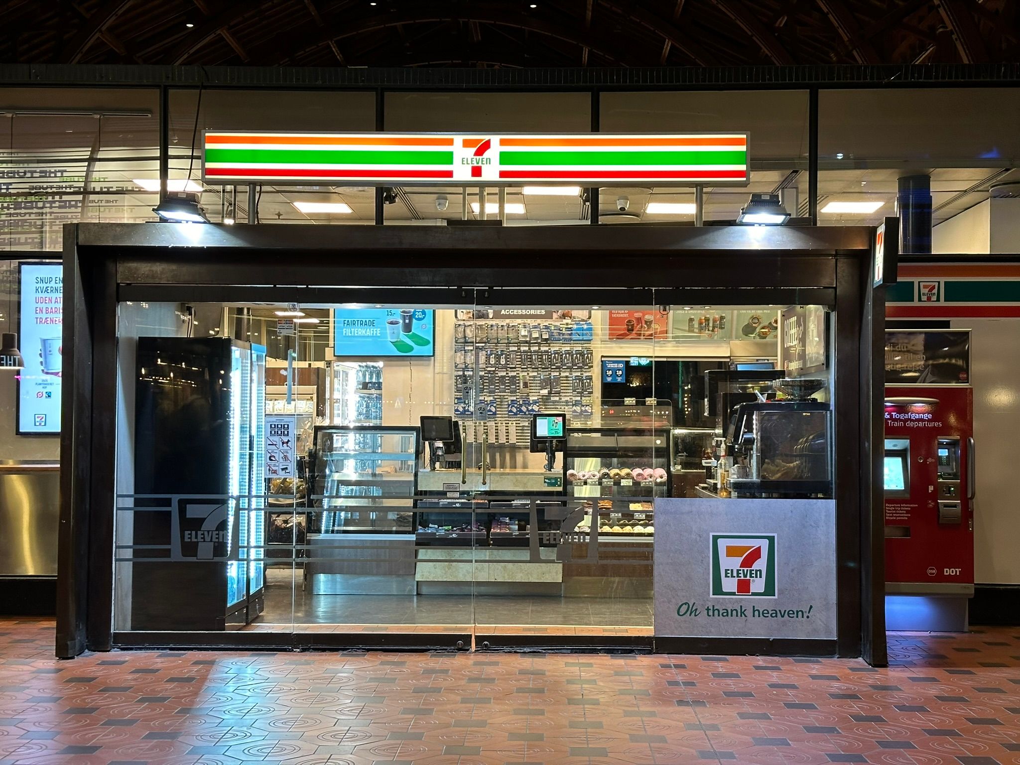 7 Eleven, nhìn bên phải có cái máy màu đỏ bán vé tàu.