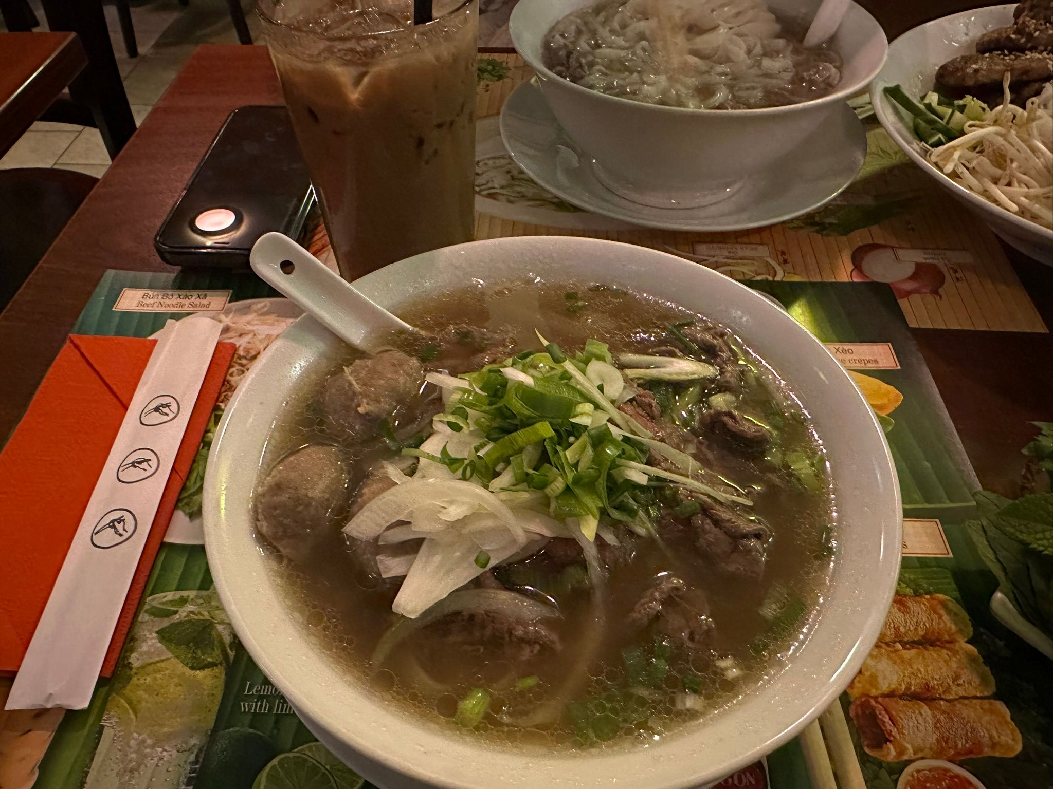 Tô Phở Hà Nội và Cà Phê Sữa Việt Nam =)), tô phở trắng nhách phía đối diện là của người không ăn được màu xanh =))