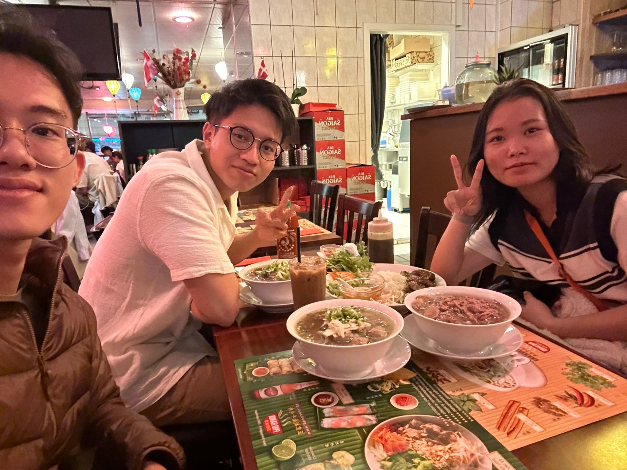 Ê hề ê hề, đói dữ ròi đó.