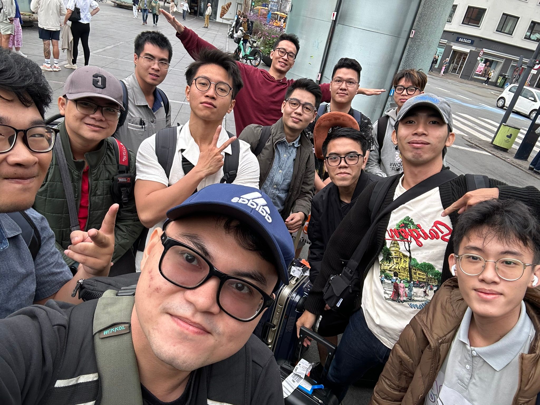 Phấn khởi là điều mà tấm ảnh này không có =))