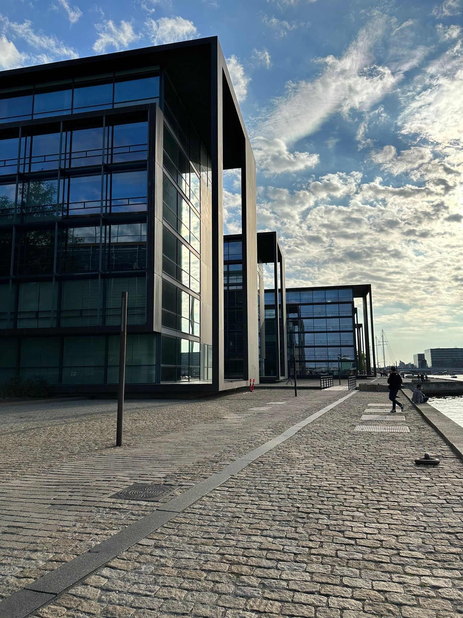 Trụ sở công ty nằm kế cảng Copenhagen.