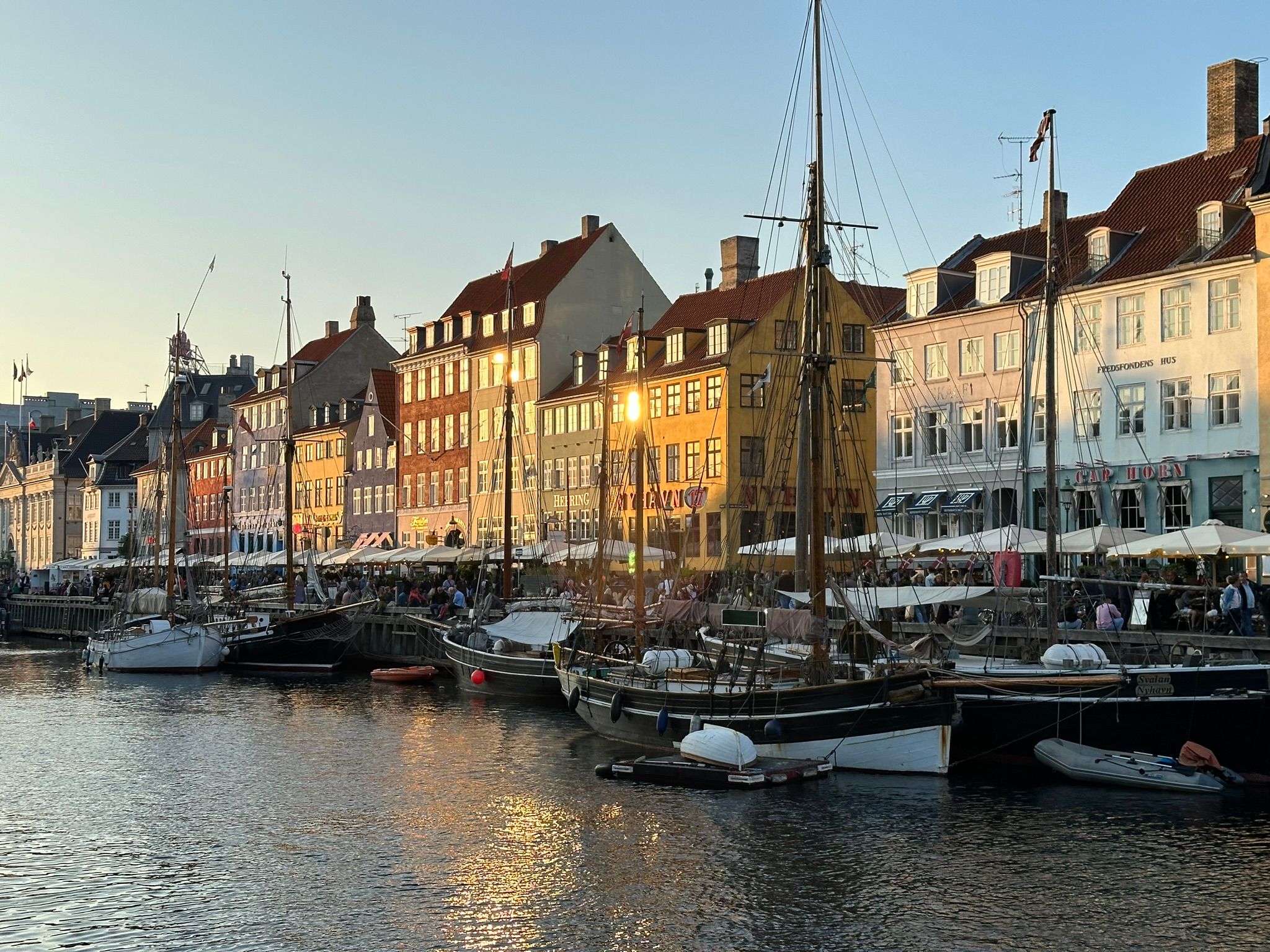 Ê đẹp quá nè, hoàng hôn trên cảng Nyhavn