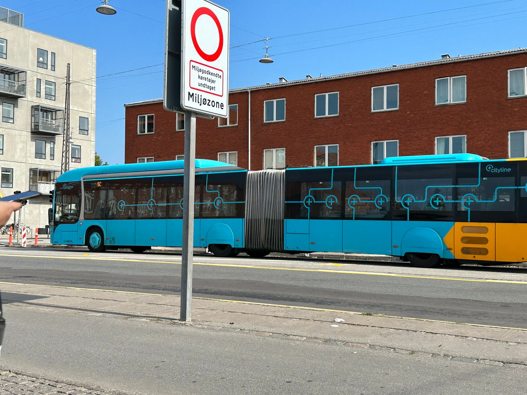 Xe bus bên này nối từ 2 phần, chỗ giữa chắc để linh hoạt quẹo cua =))