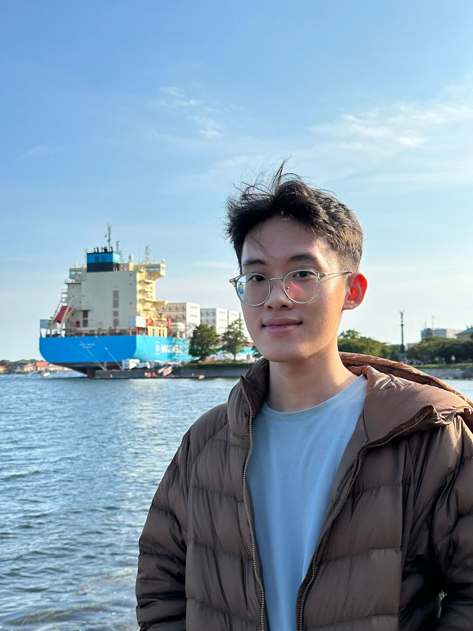 Thật ra là cùng một chỗ, mà mình chụp với con tàu Maersk.