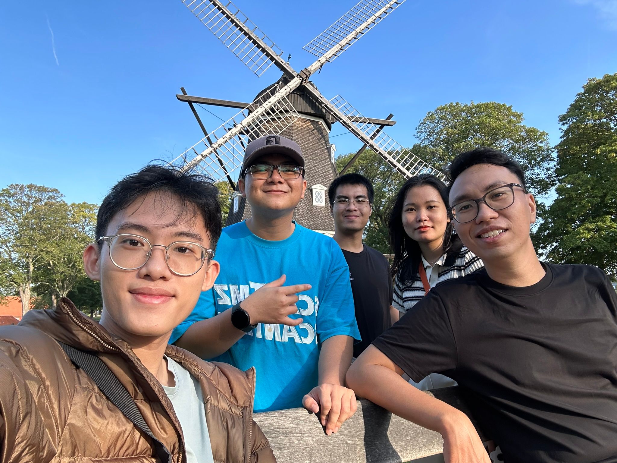 Bọn tôi ngồi trước cối xay gió =))