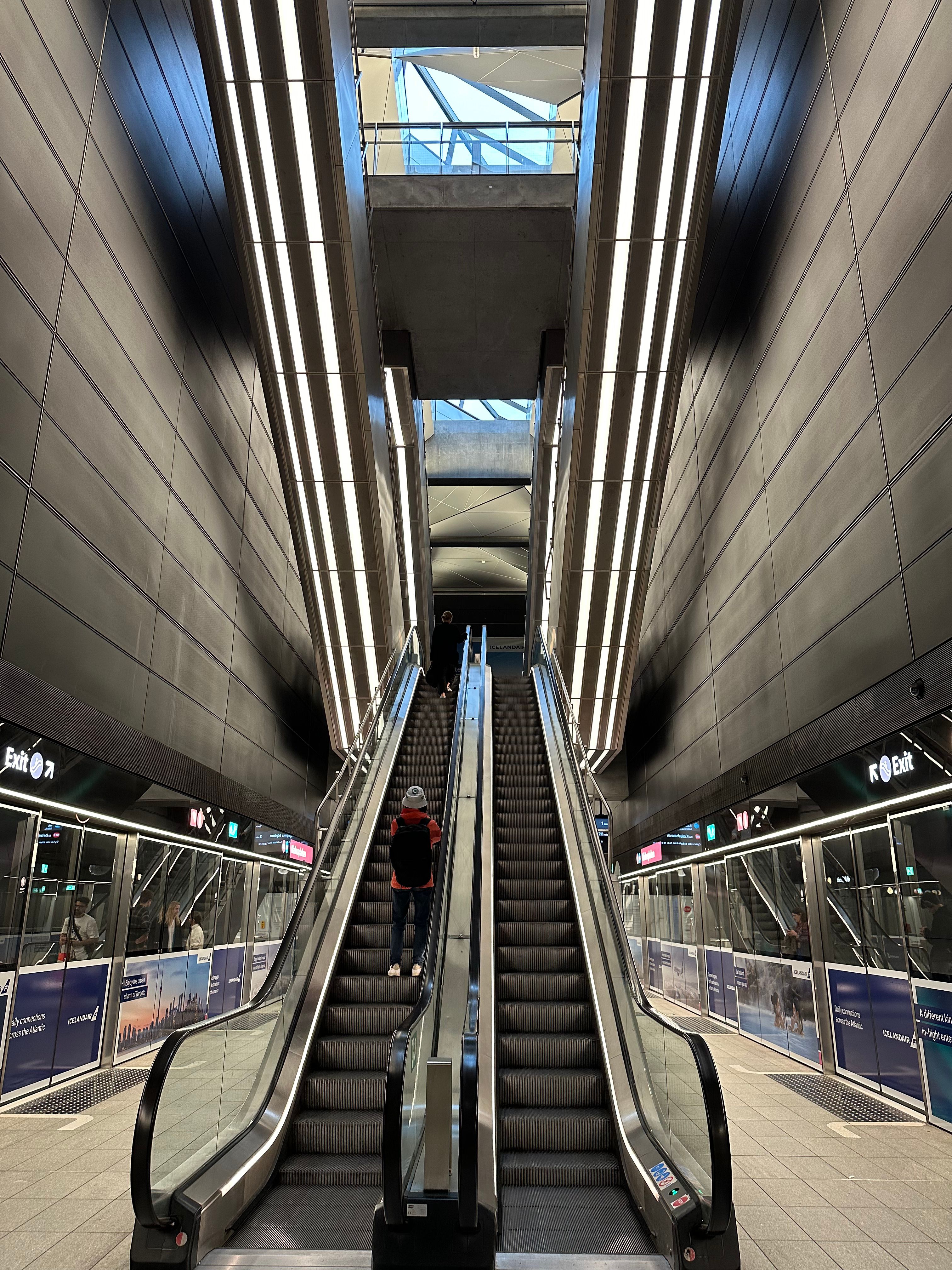 Metro bên này thiết kế theo kiểu dùng tối đa ánh sáng tự nhiên