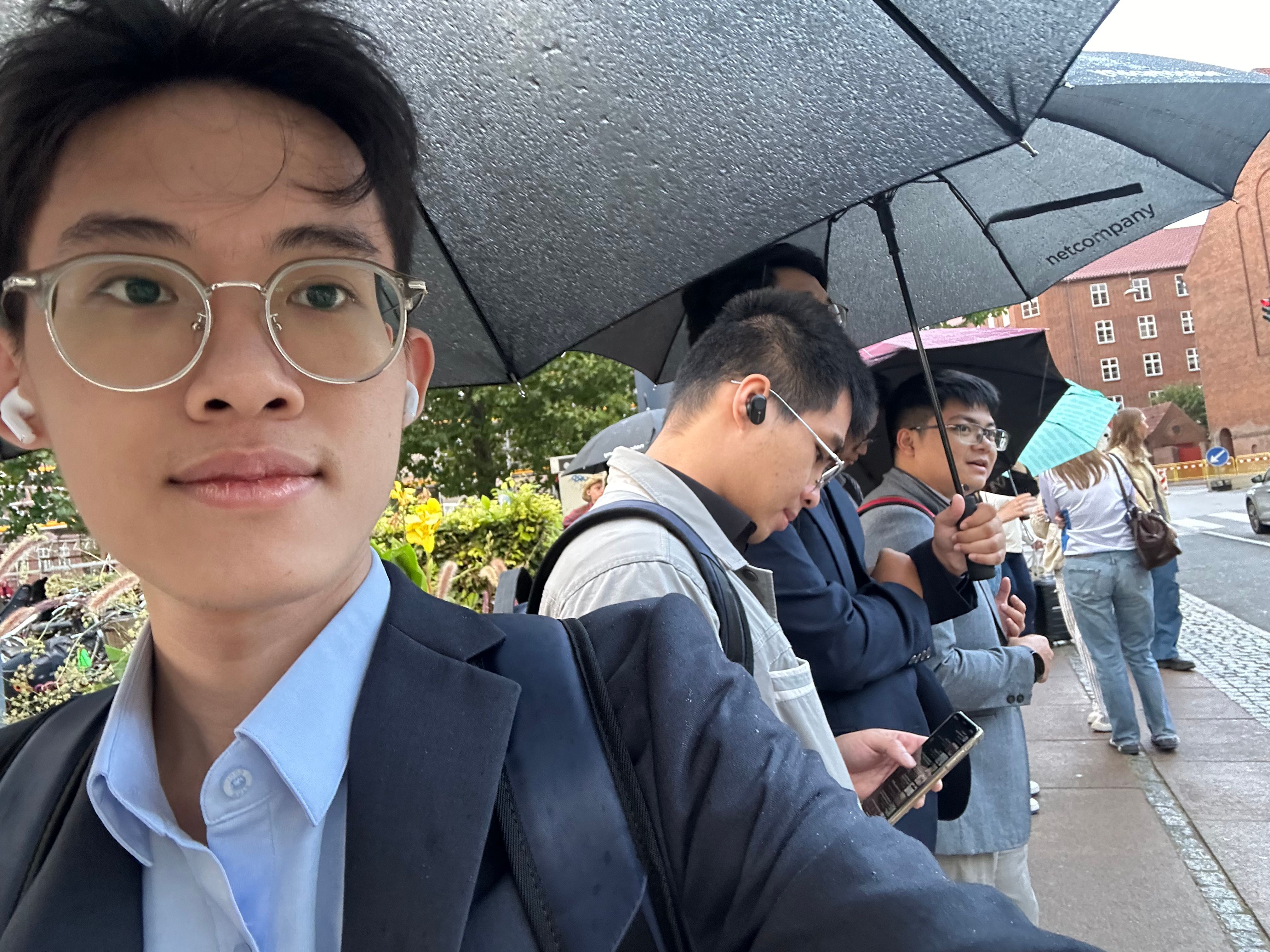 Mà mưa nữa chứ, cái môi khô bong tróc dễ sợ