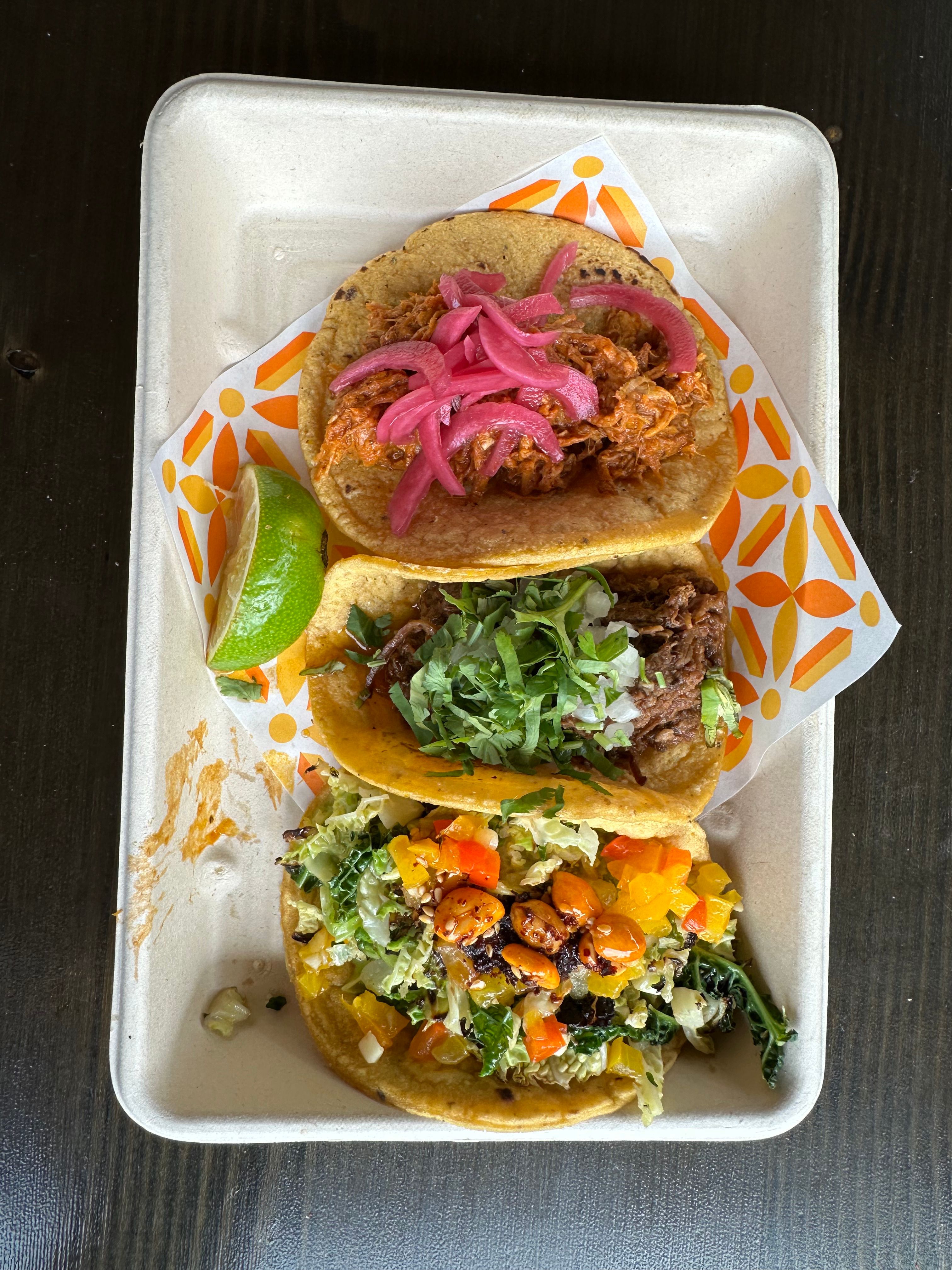Hình như 105DKK cho 3 cái bánh taco này thì phải. Ngon mà hơi dính tay, lại ít khăn giấy nên ăn cũng hơi ngại.