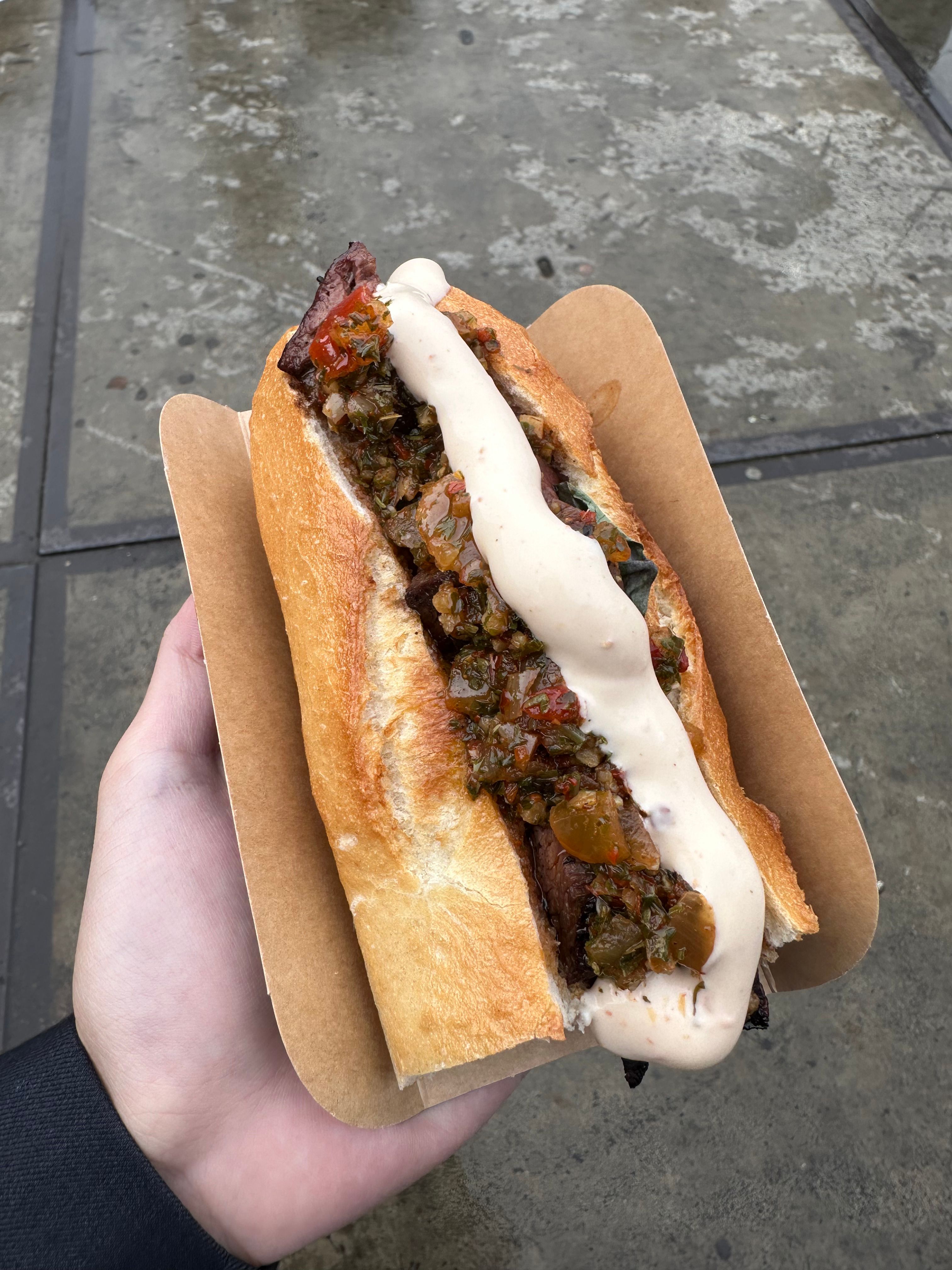 Bánh mì gì đó, khá là ngon luôn, cắt làm đôi á vì 1 ổ tương đối là bự.