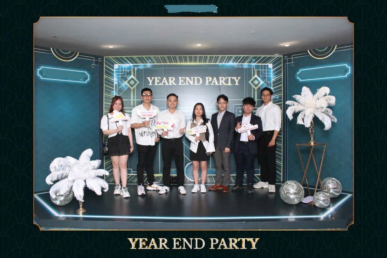Ba bạn bên phải khác team nhưng có khách hàng cùng đất nước với bên mình. Nên vẫn có liên quan với nhau