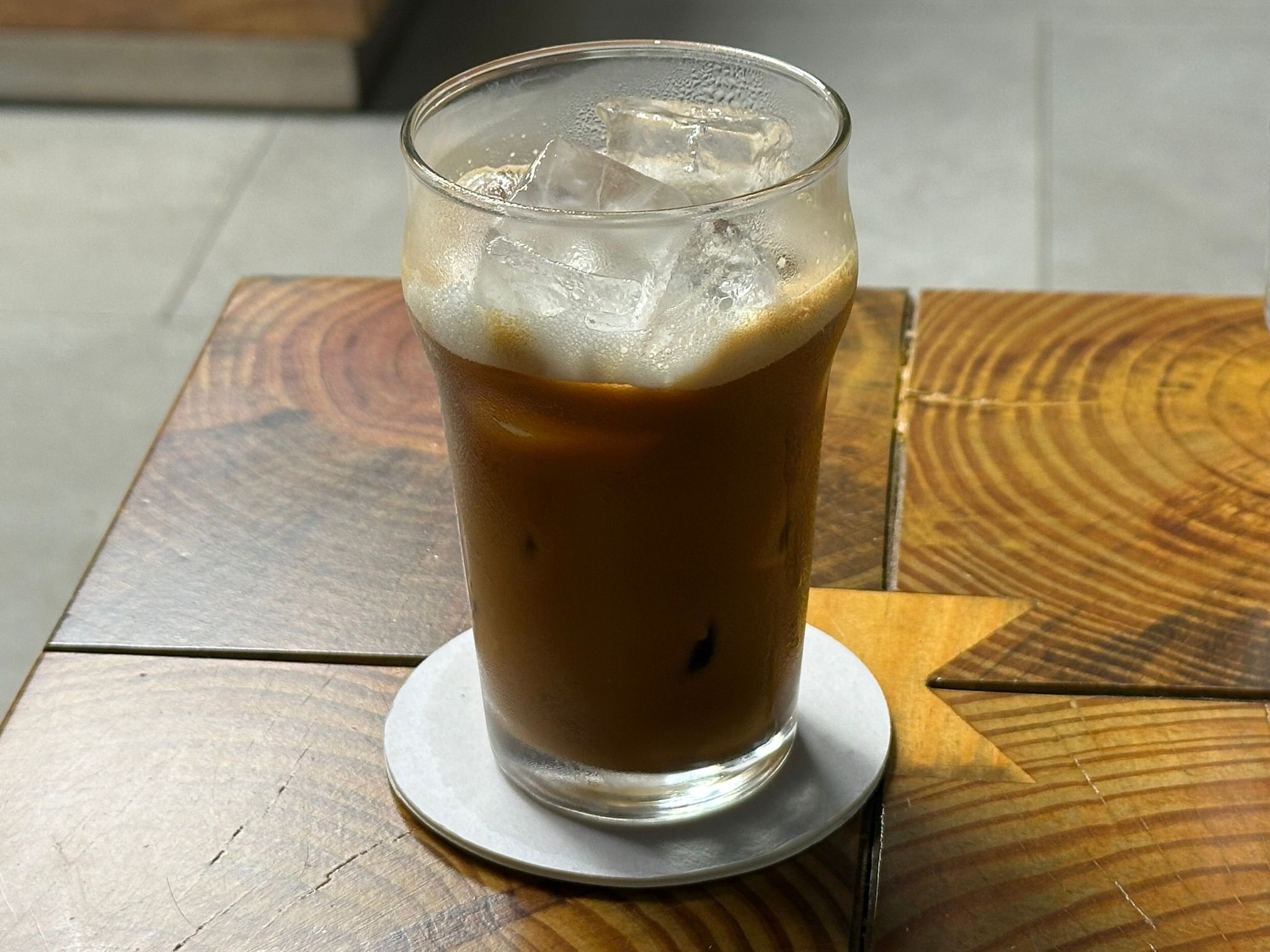 Vẫn là quen thuộc, cà phê sữa đá ở mọi nẻo đường.