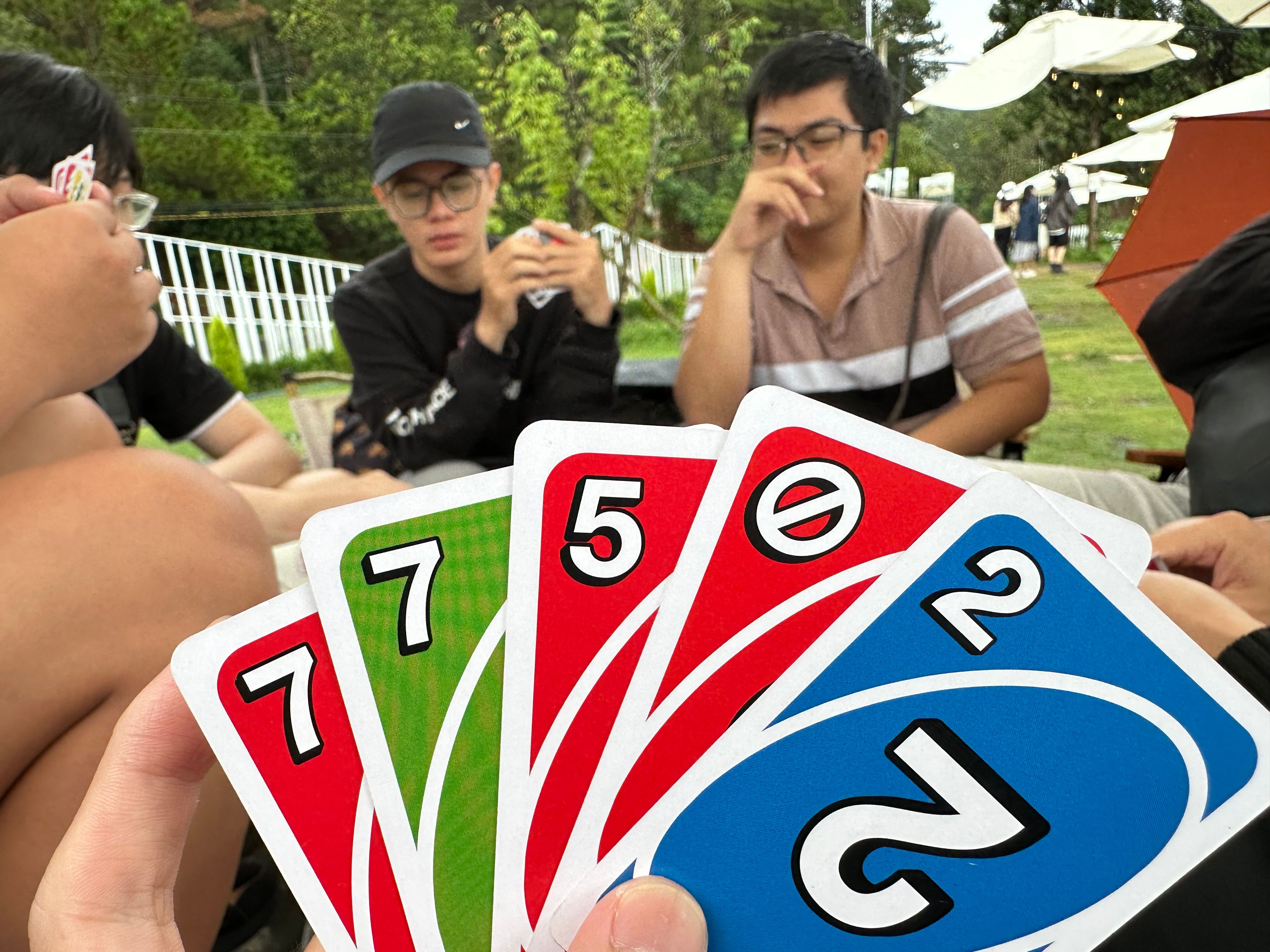 Hình như rule này đi con 7 xong là đổi bài với người bất kì nè. Rule gì ác.