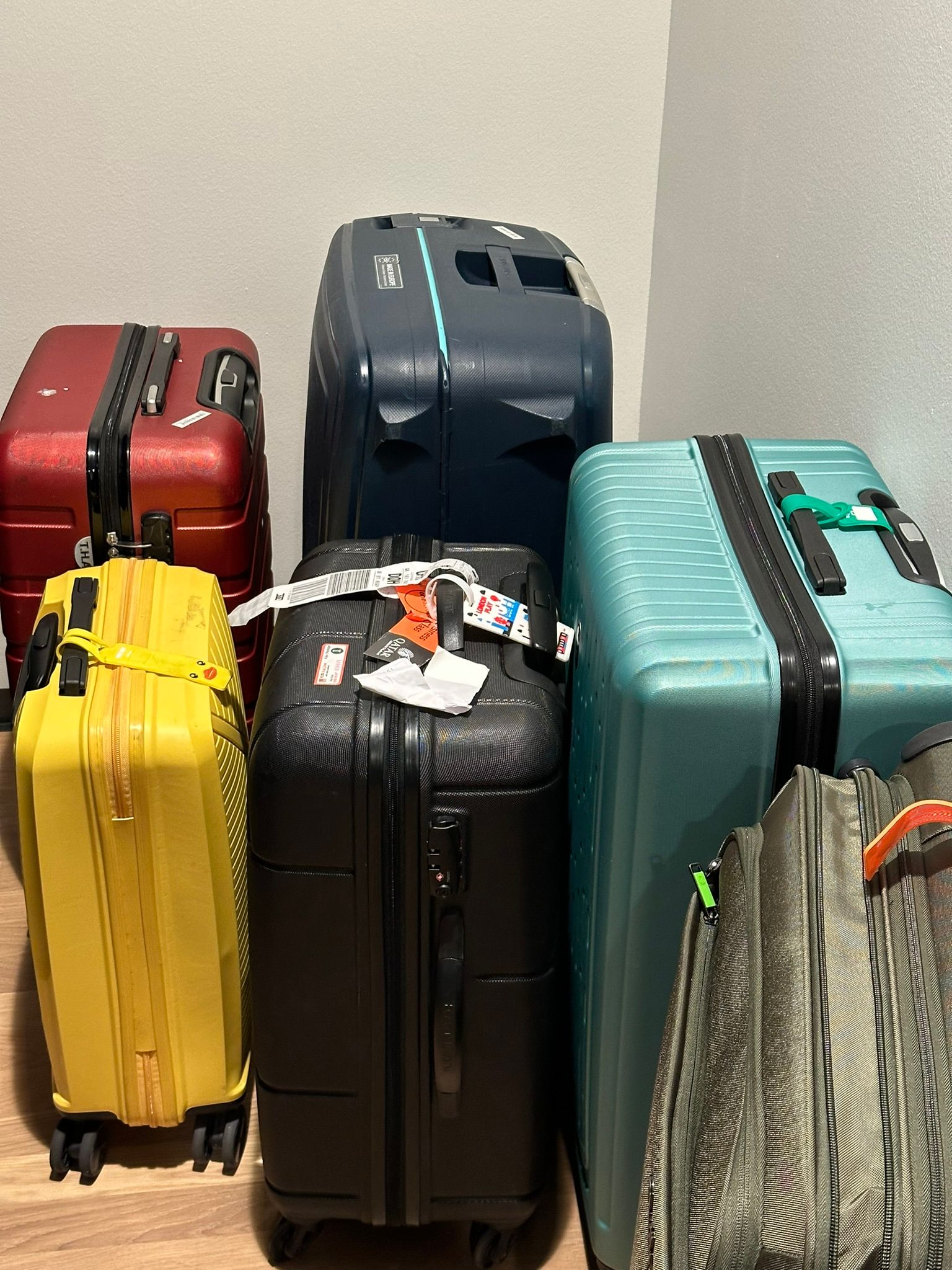 Tụi tui gửi ké vali ở công ty để đi zu lịch =))