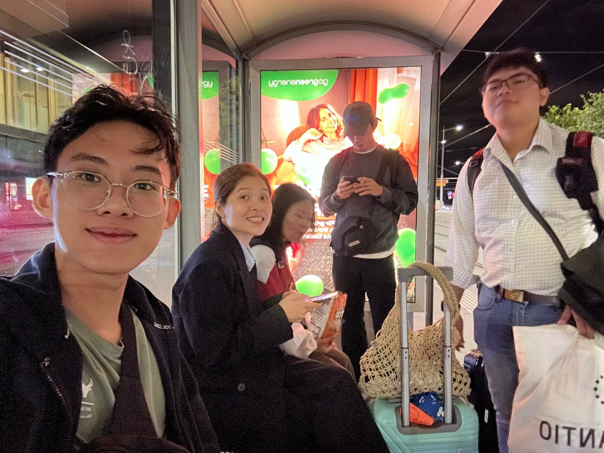 Vừa lạnh, vừa đói, vừa mệt là những cảm xúc lúc này.