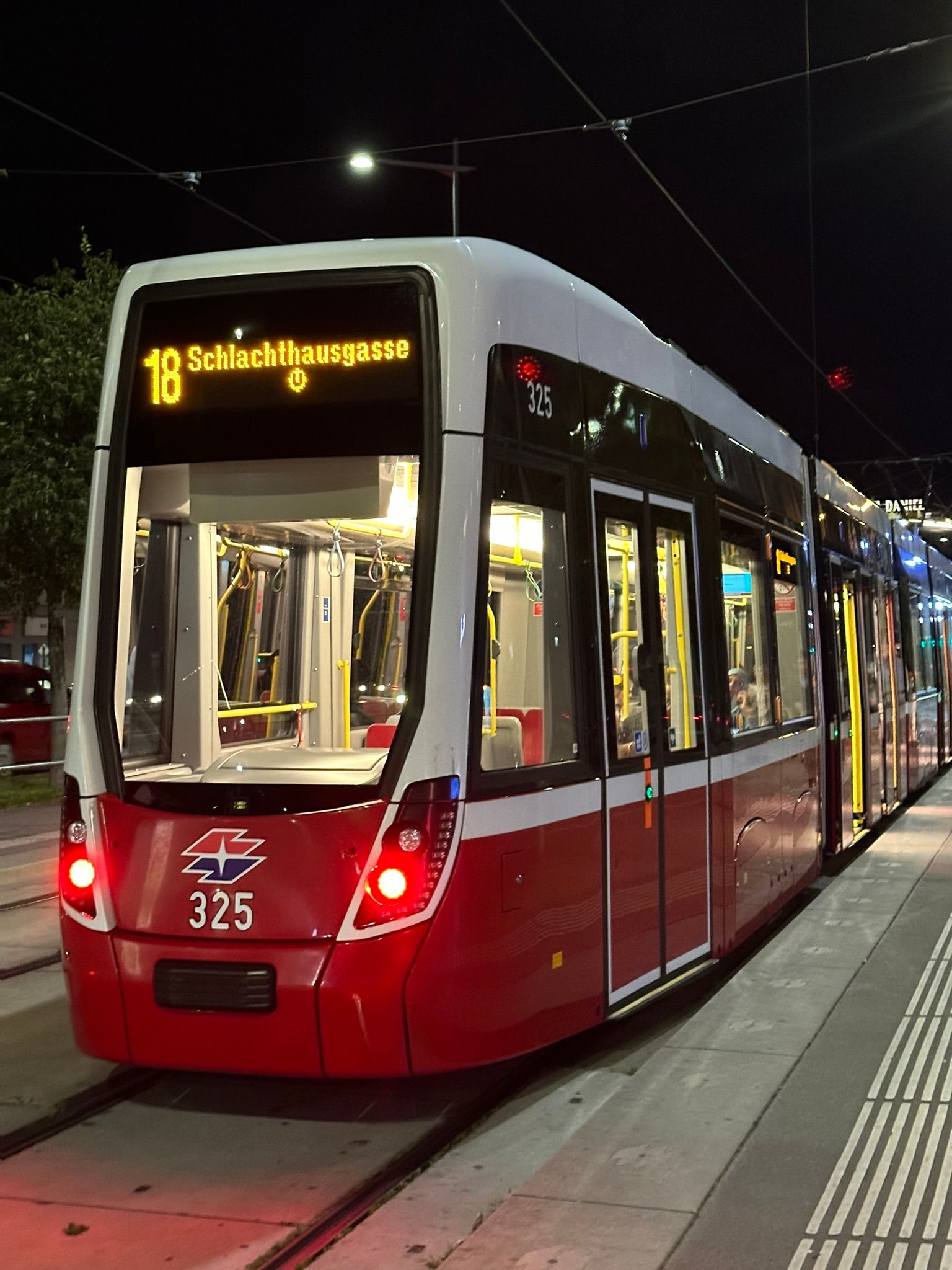 Tram nè, giống xe lửa mà chạy chậm chậm trong thành phố é.