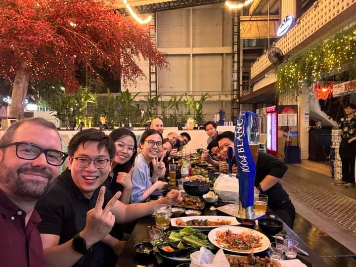 Bác expat ngoài cùng, là một sếp cũ ở cơ sở Việt Nam, giờ bác lên chức cao hơn ời. Buổi này là buổi bác sang Việt Nam chơi&nbsp;