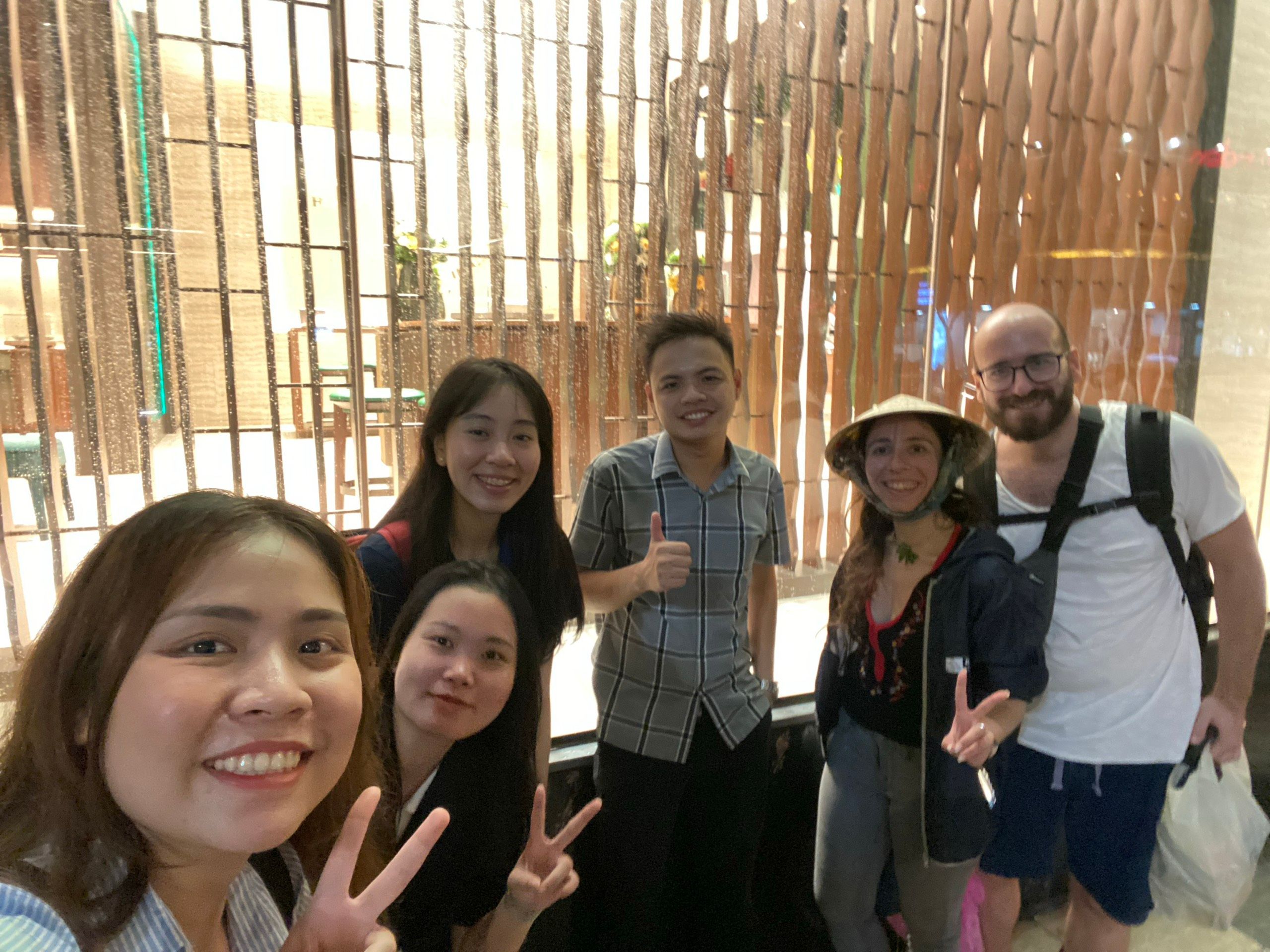 Một chị bên Hi Lạp cùng team đang đi du lịch ở Việt Nam cho chuyến du lịch, mình "chia thì" cả buổi, chắc cũng sai ngữ pháp cả đống kkkkk