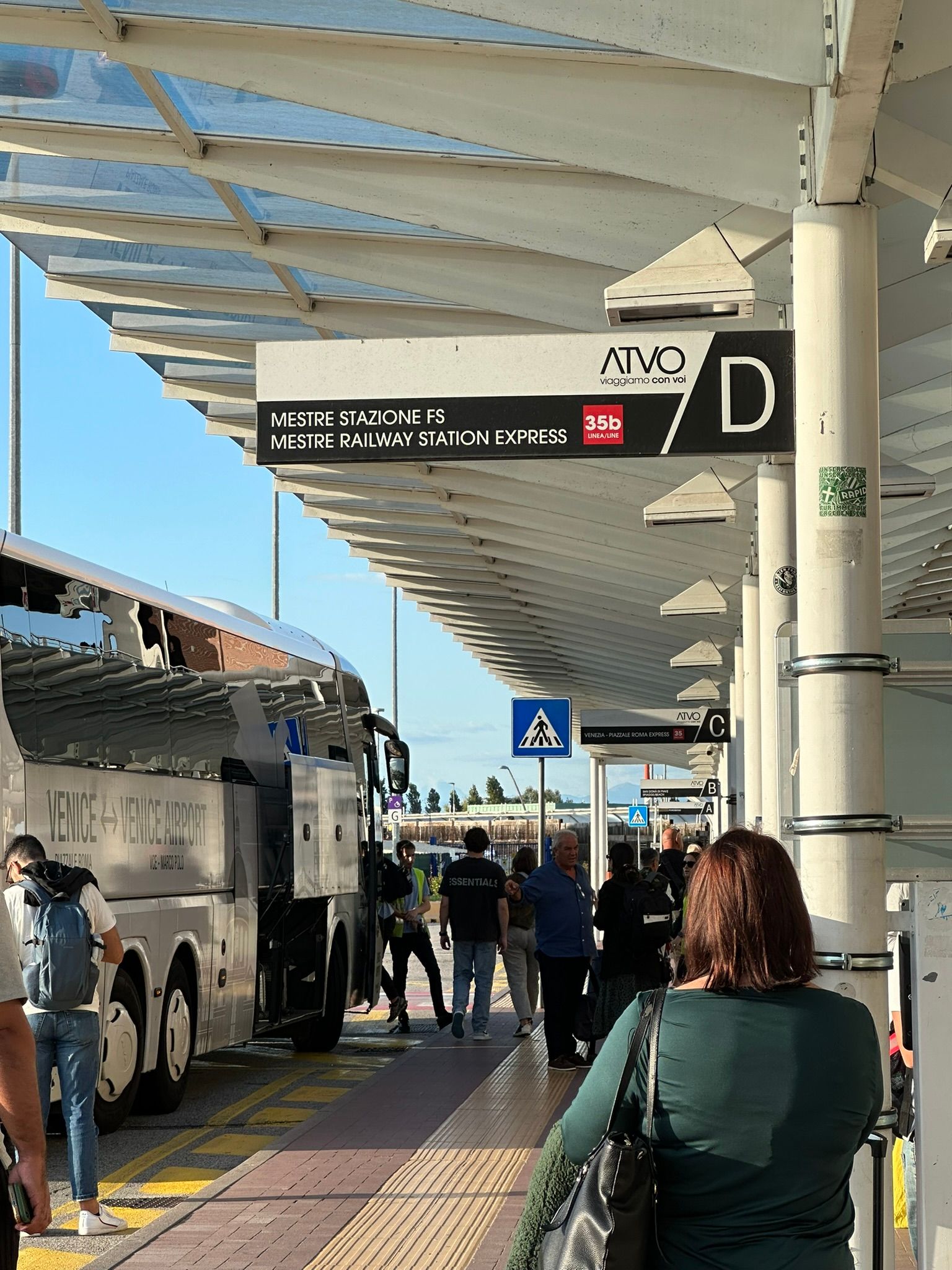 Này là xe bus đi vô Venice nè, mà giá hình như 20e hơn lận, mà cũng xa chỗ tụi mình sẽ ở.