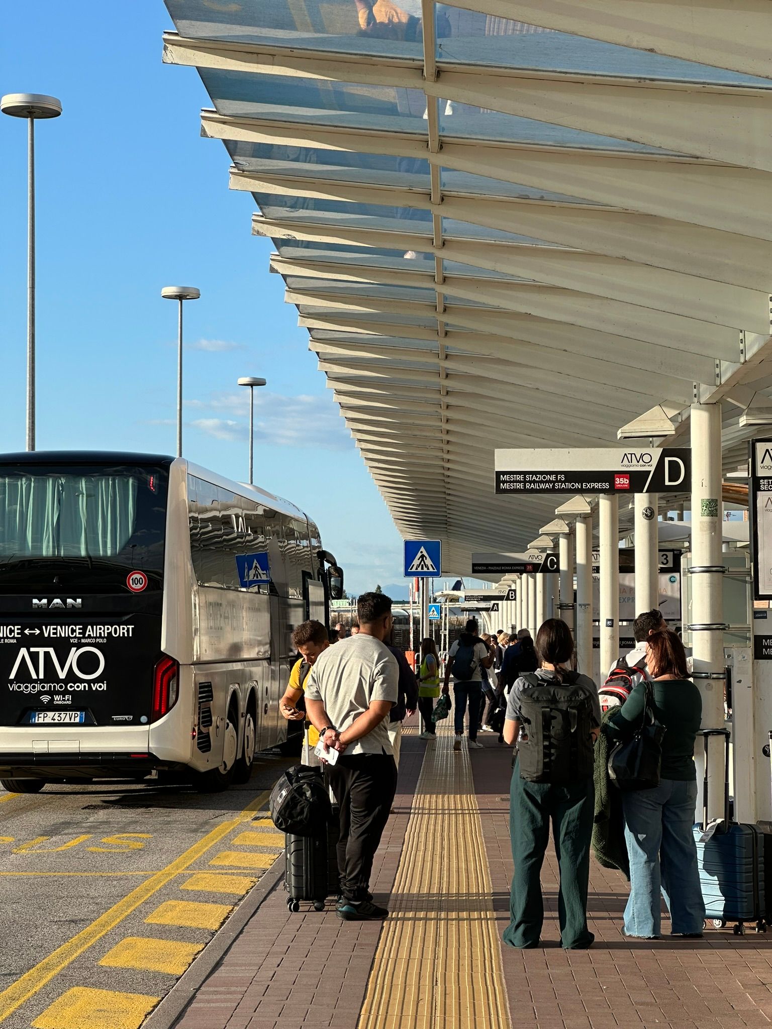 Xe bus nhìn cũng uy tín, được cái mắc so với tụi mình :3
