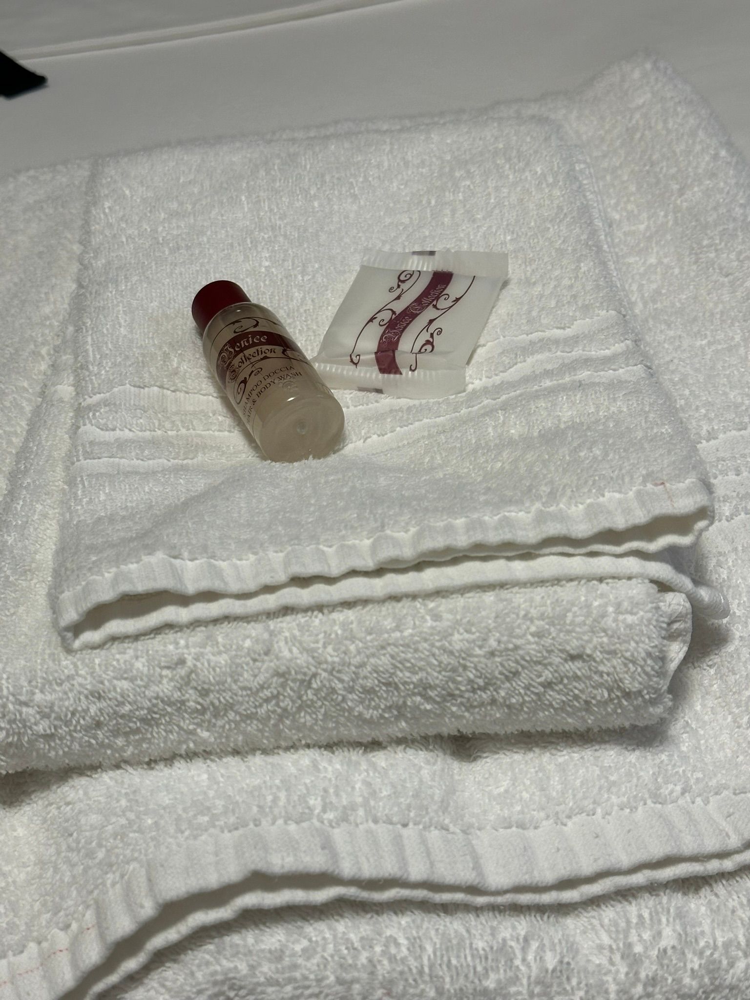 Mỗi pax sẽ được một set như vầy nè, nhỏ nhỏ xinh xinh đủ dùng.