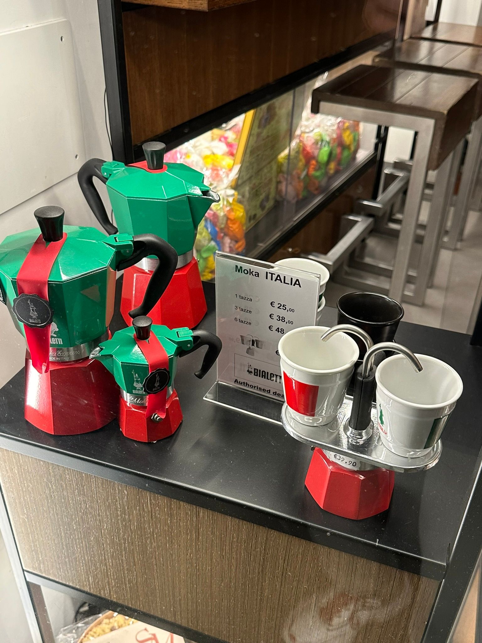 Cái bình moka nhỏ nhất đã là 25e rồi.