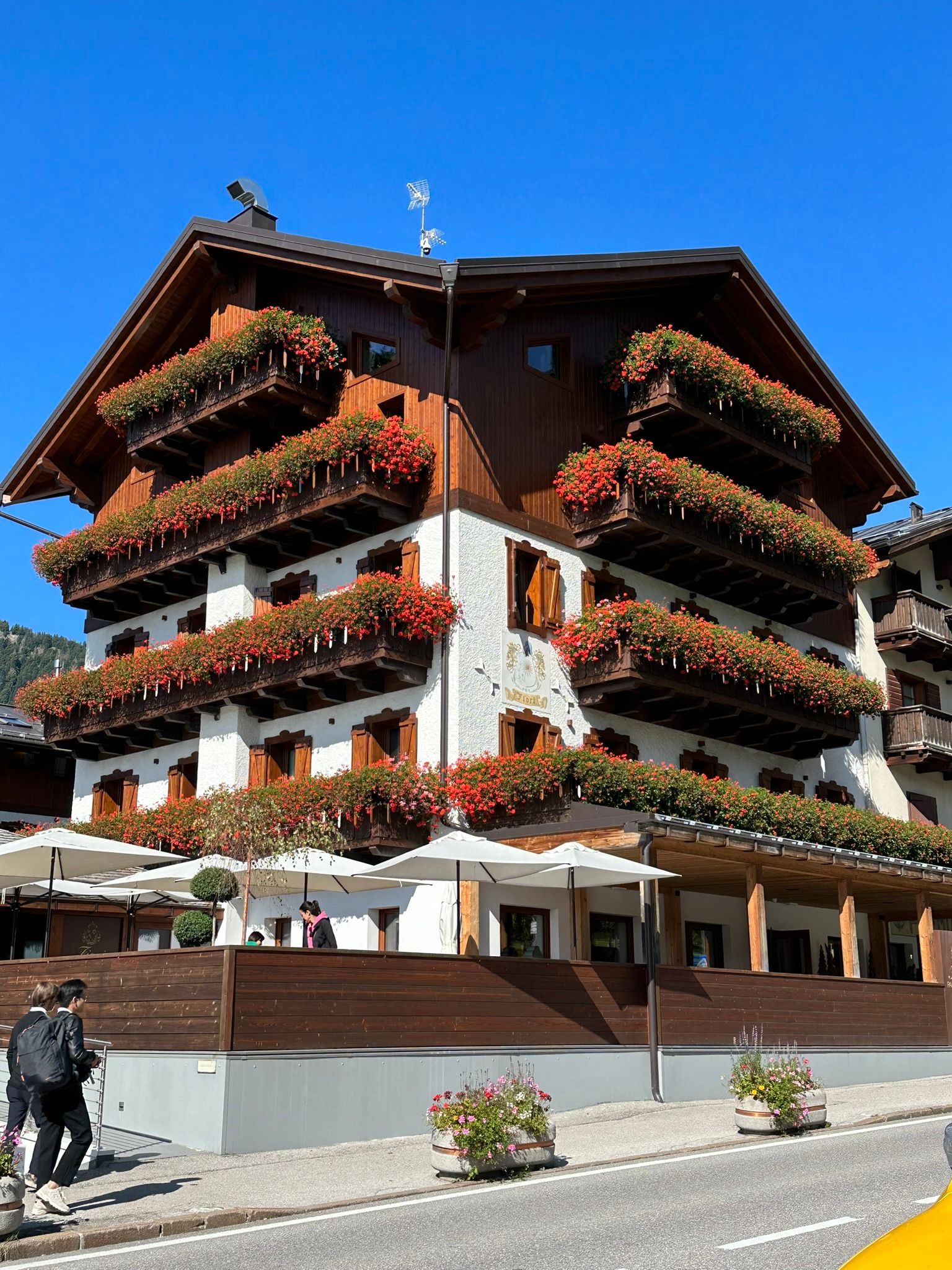 Một căn nhà tại khu lên Dolomites với nhiều hoa.