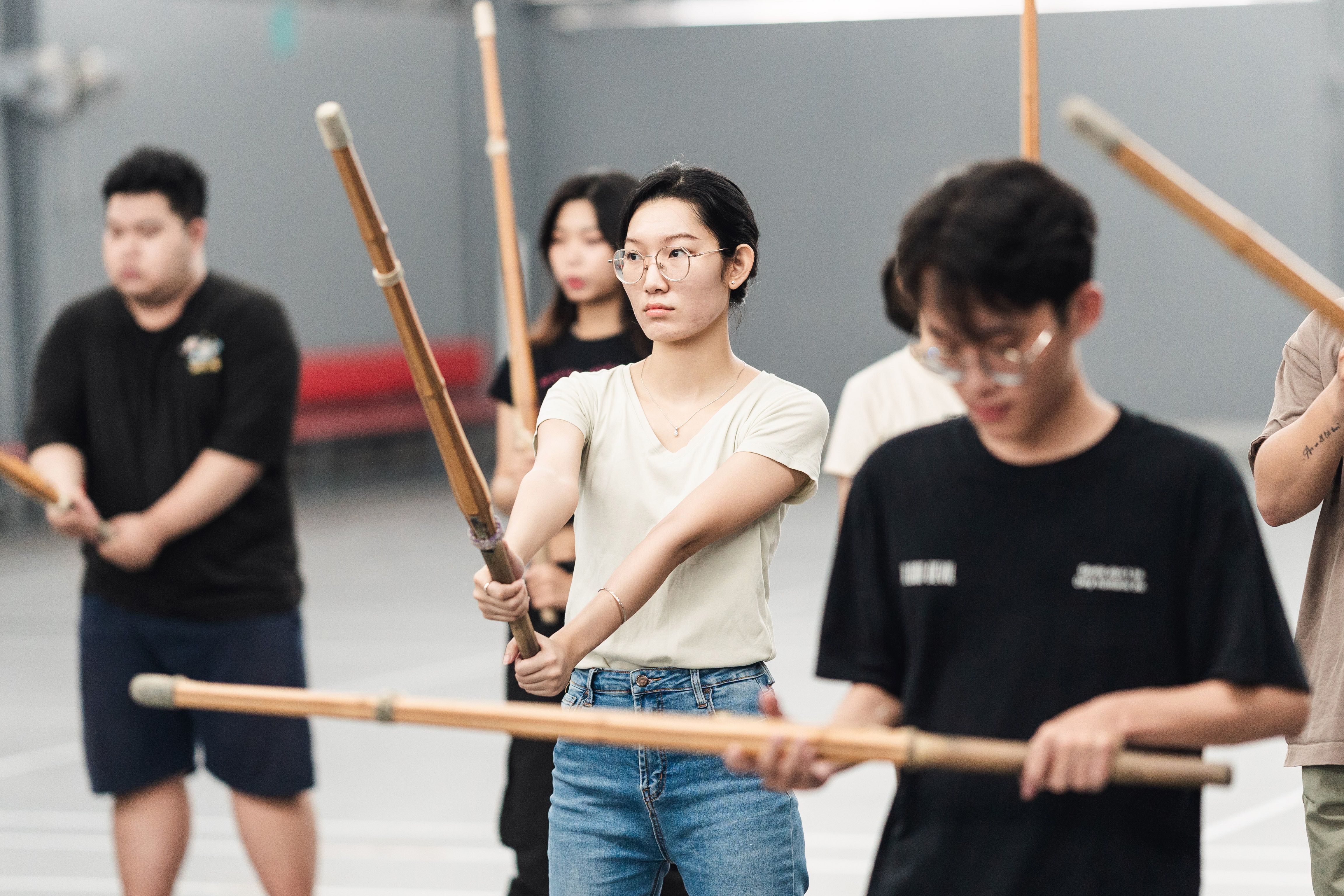 Ko phải là nhân vật chính nhưng ảnh mờ đi trông cũng đỡ xấu hơn =))