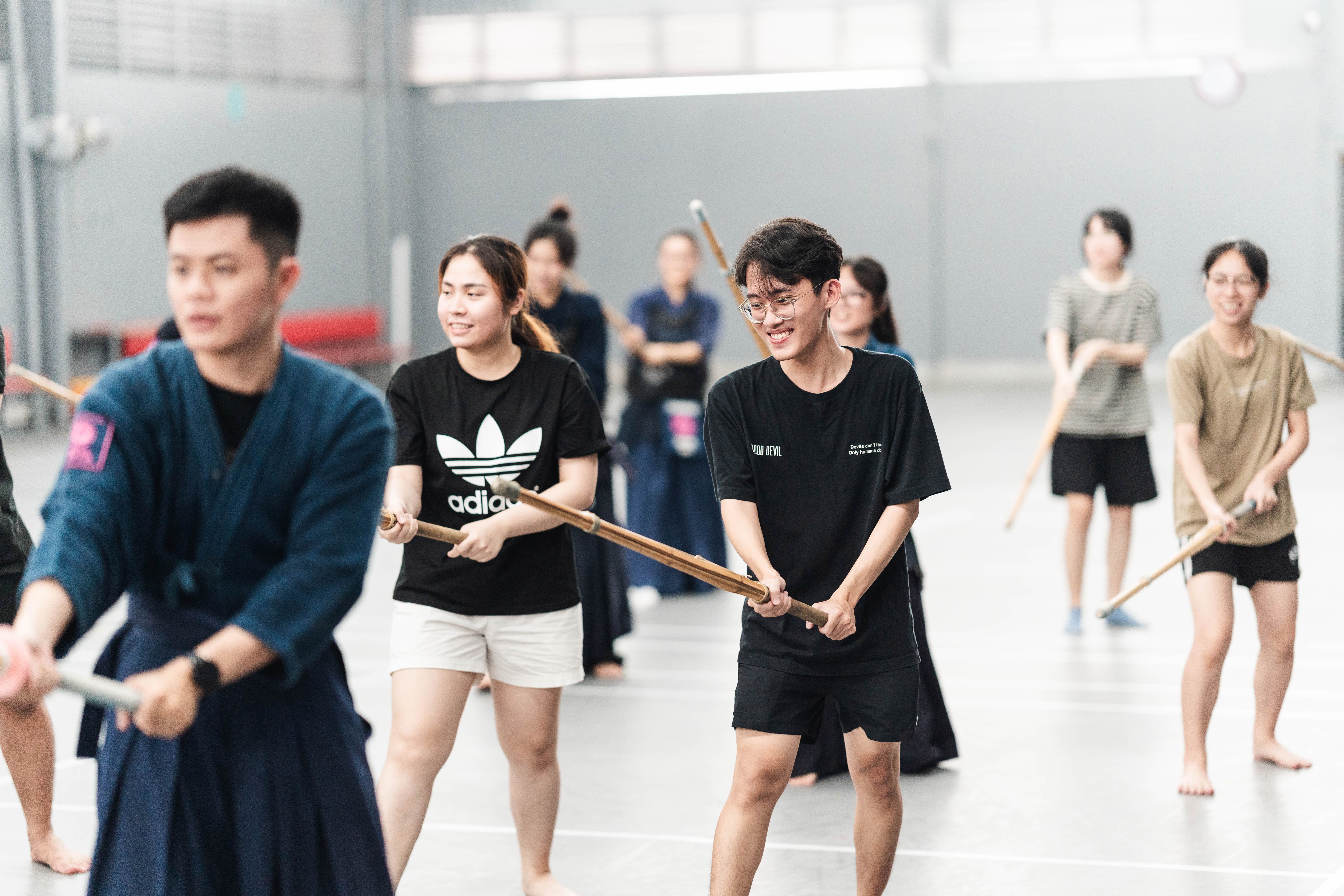 Cười đi ba, rồi hồi "thấy cái cảnh", cảnh gì thì kế tiếp nè :))