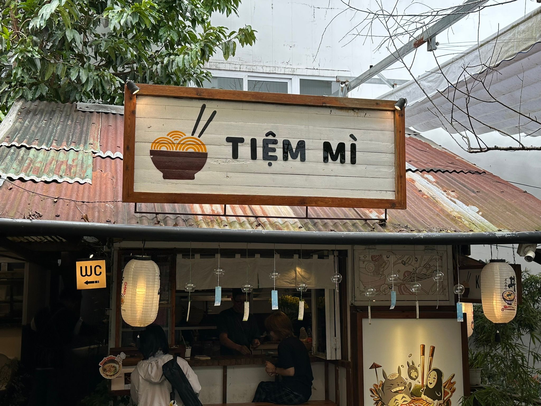 Có một quán mì Nhật nè.