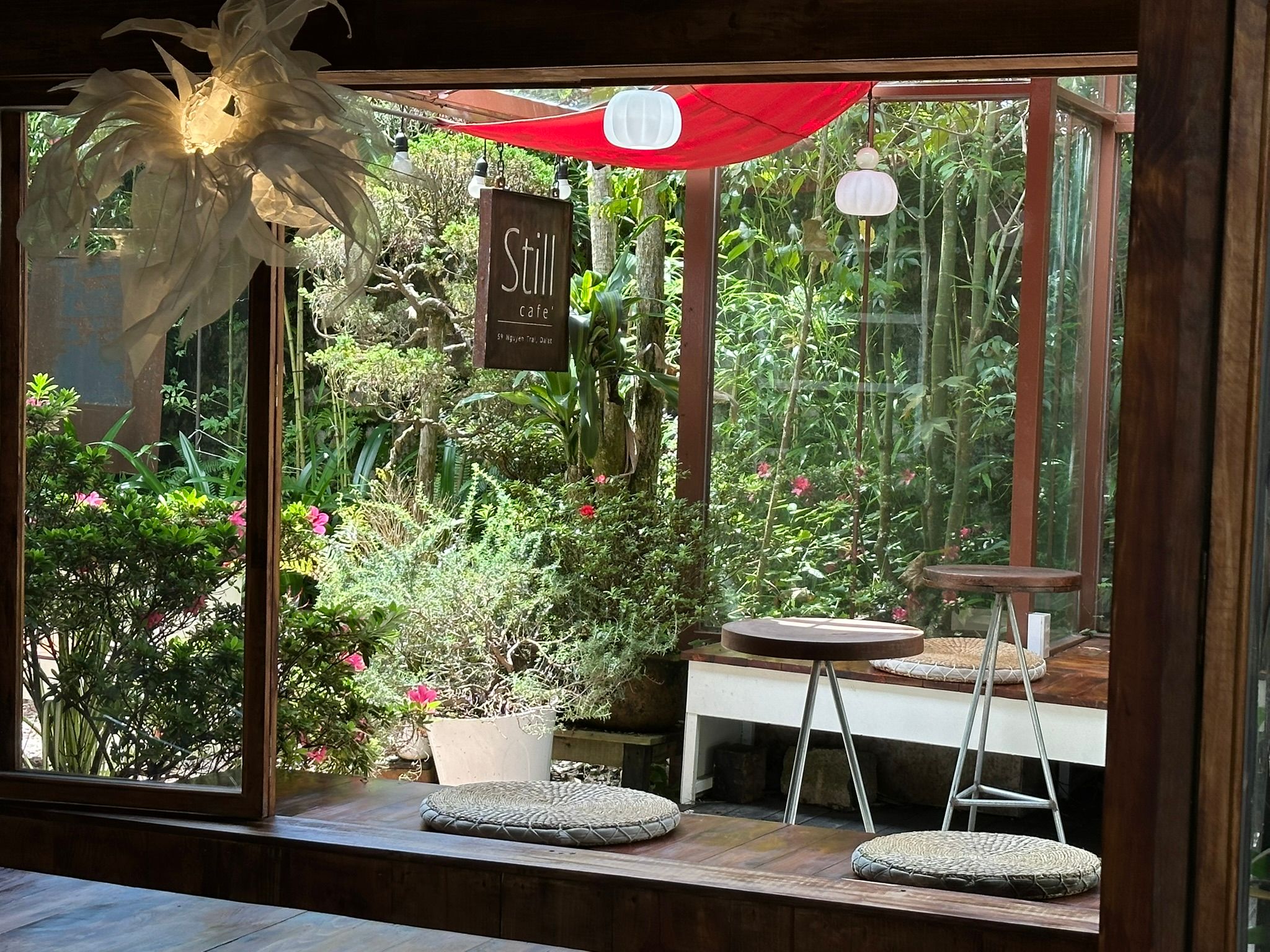 Quán khá yên bình, nên mình thấy có vài người làm việc ở đây