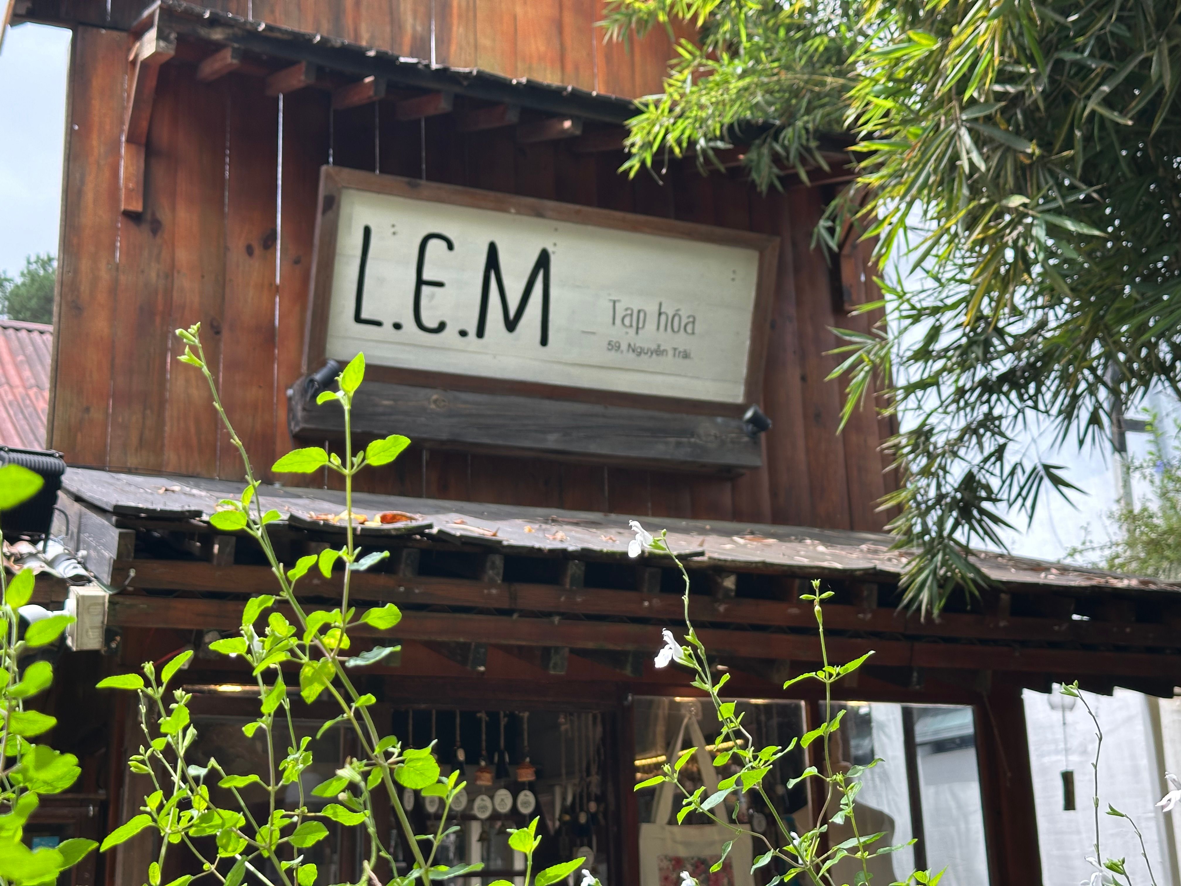 Tiệm tạp hoá “mờ” L.E.M