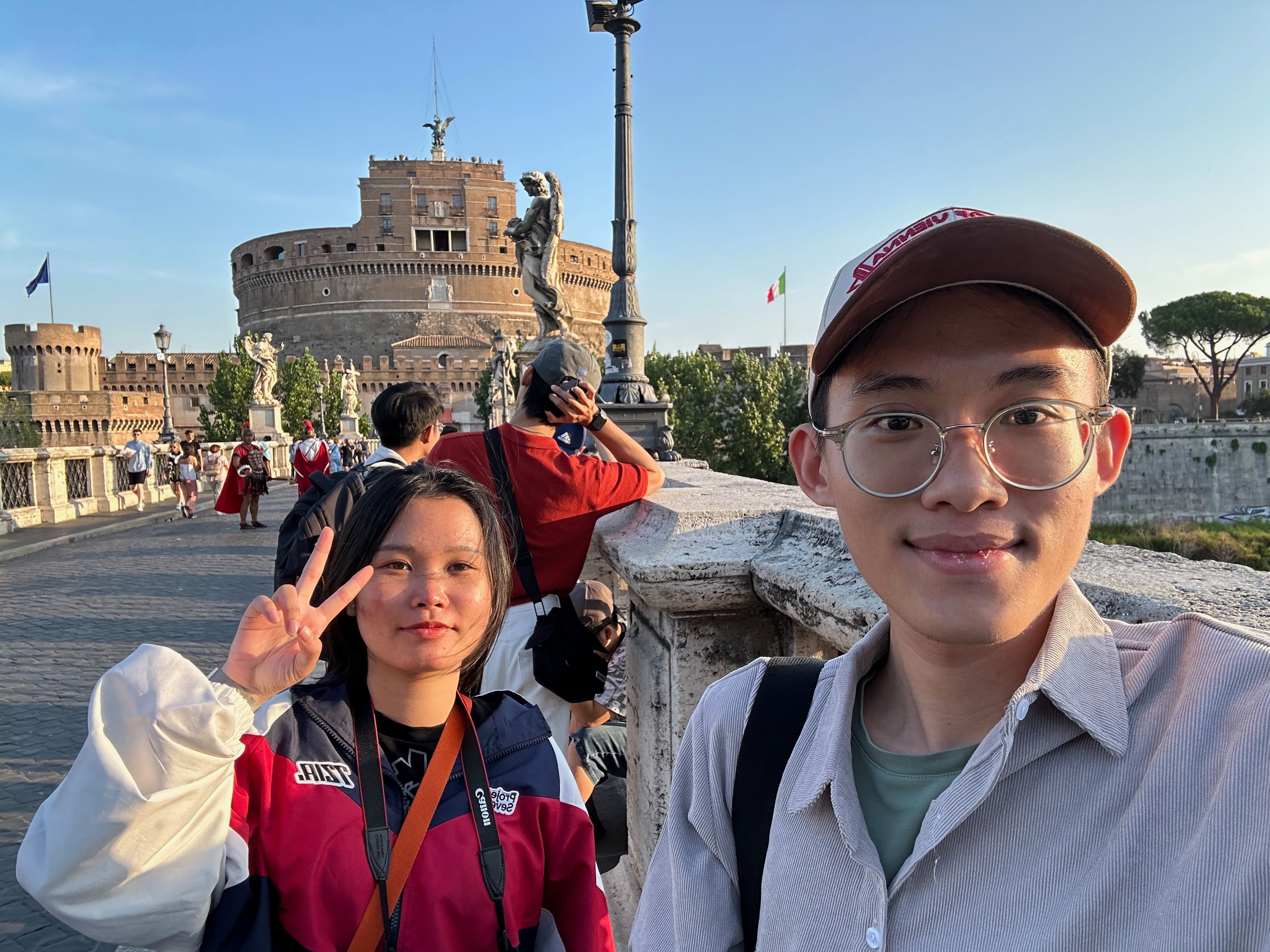 Hi, mà cái môi khô tróc dữ, ít uống nước đó