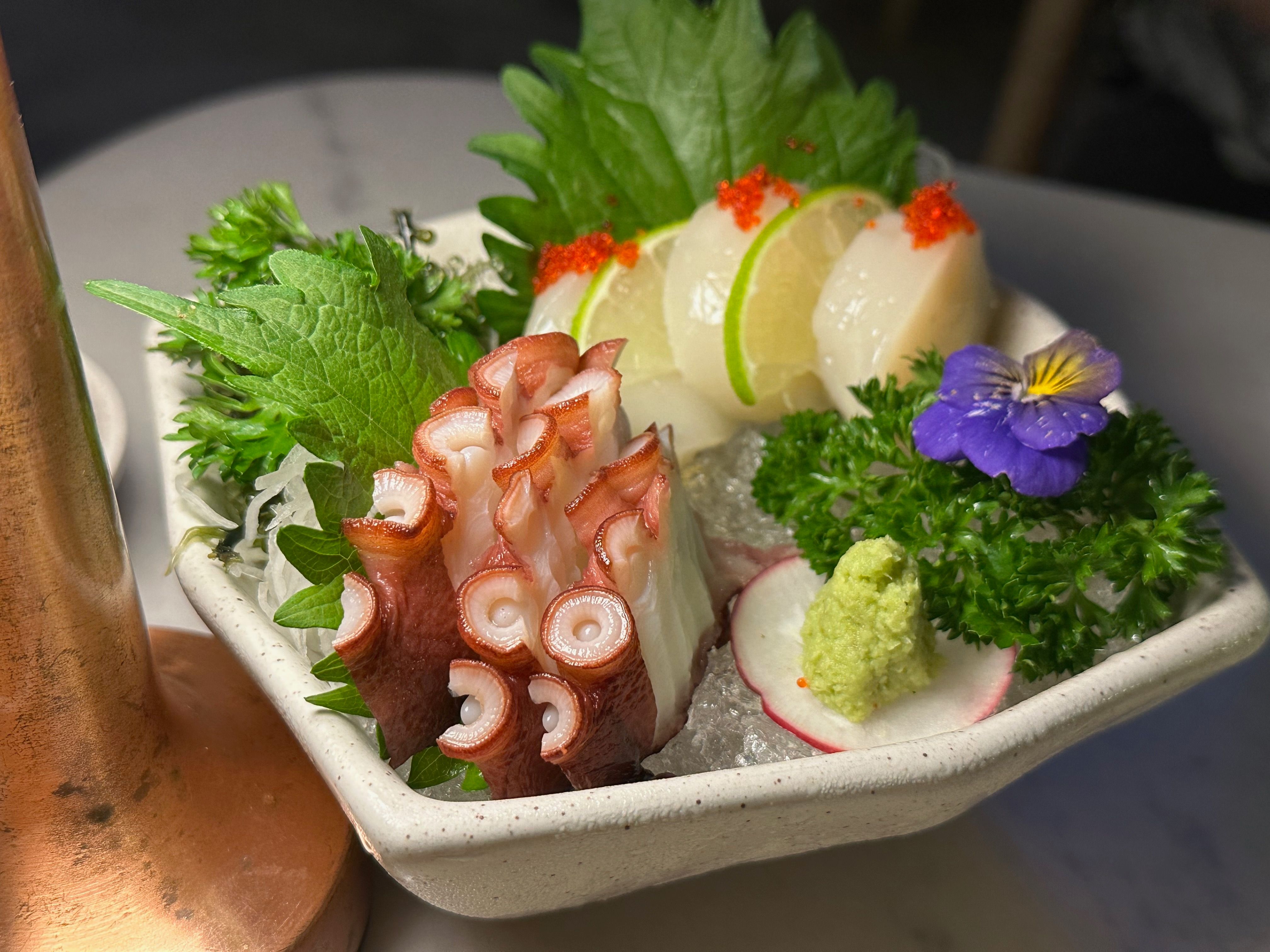 Sashimi bạch tuột với sò điệp