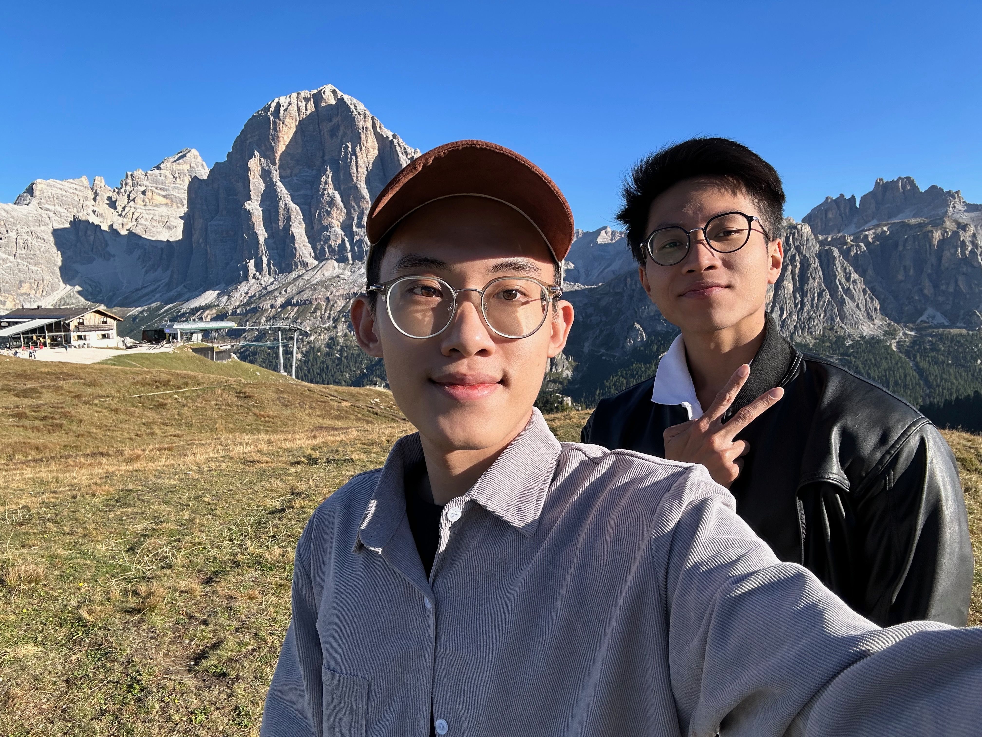 Người đi theo chụp cho tôi những bức hình. Bạn Khương :))