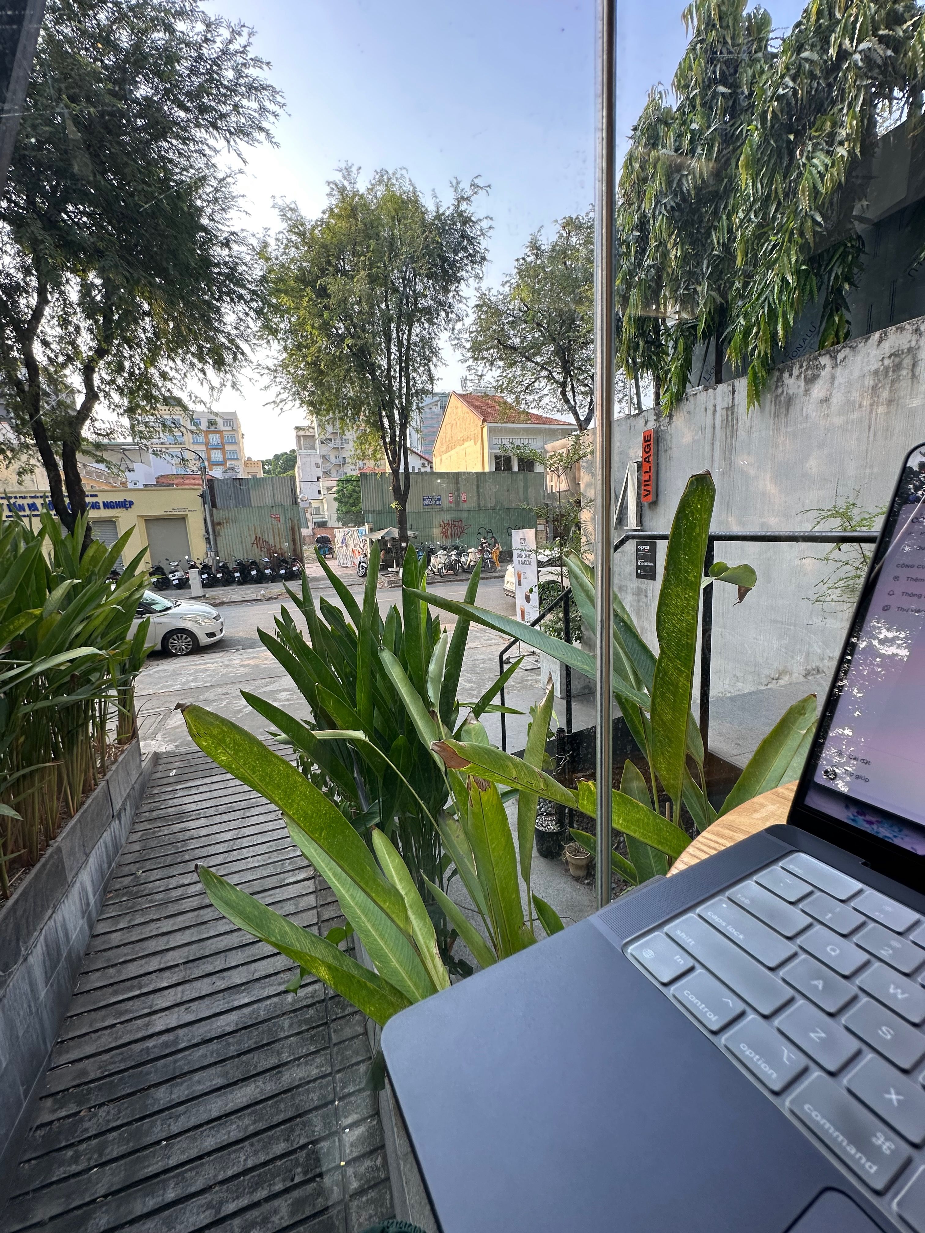Gửi xe ở bên kia đường