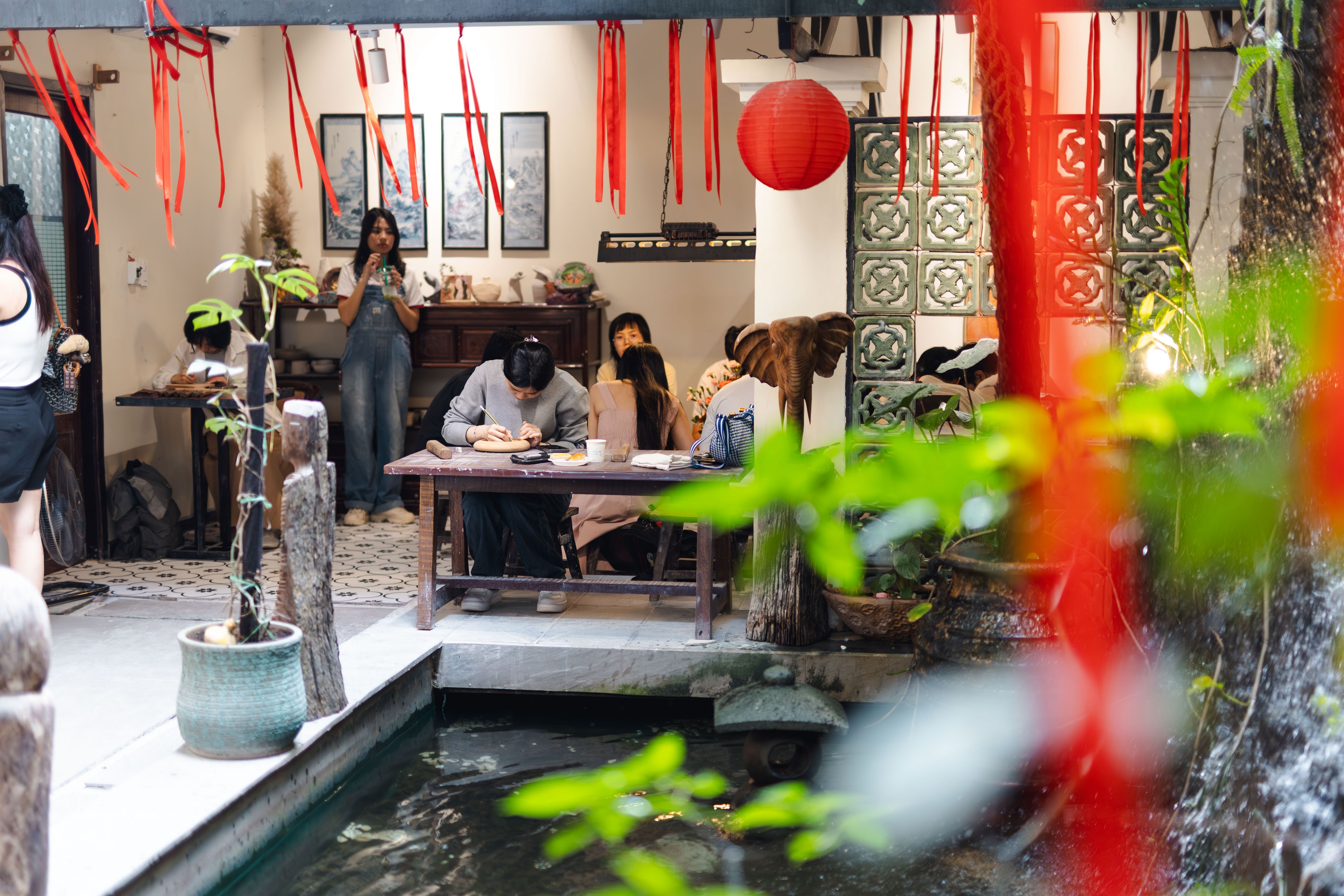 Bên trong có cái hồ với cái thác mát mẻ lắm!