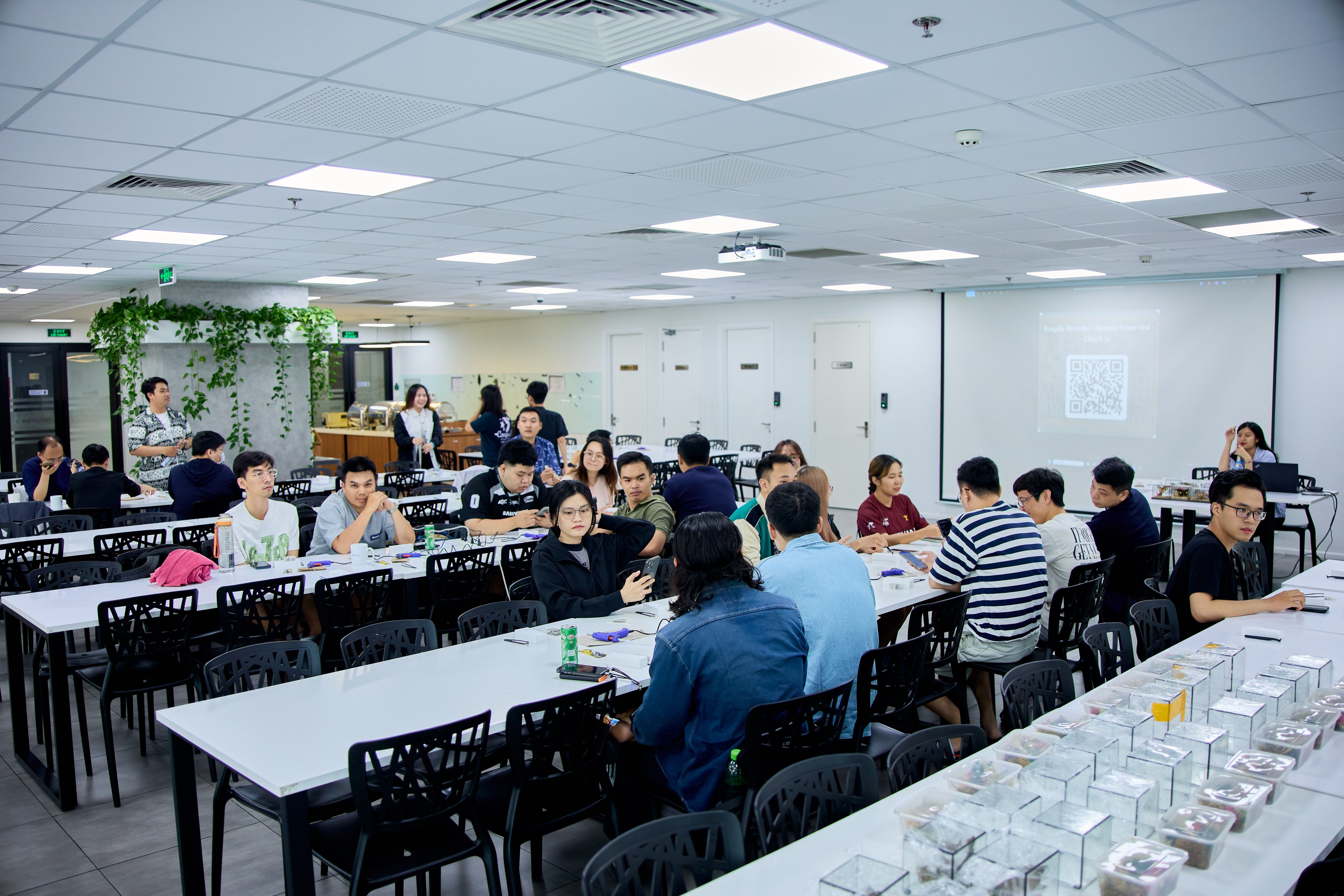 Này là còn chưa đủ người, chứ full bàn full ghế lận