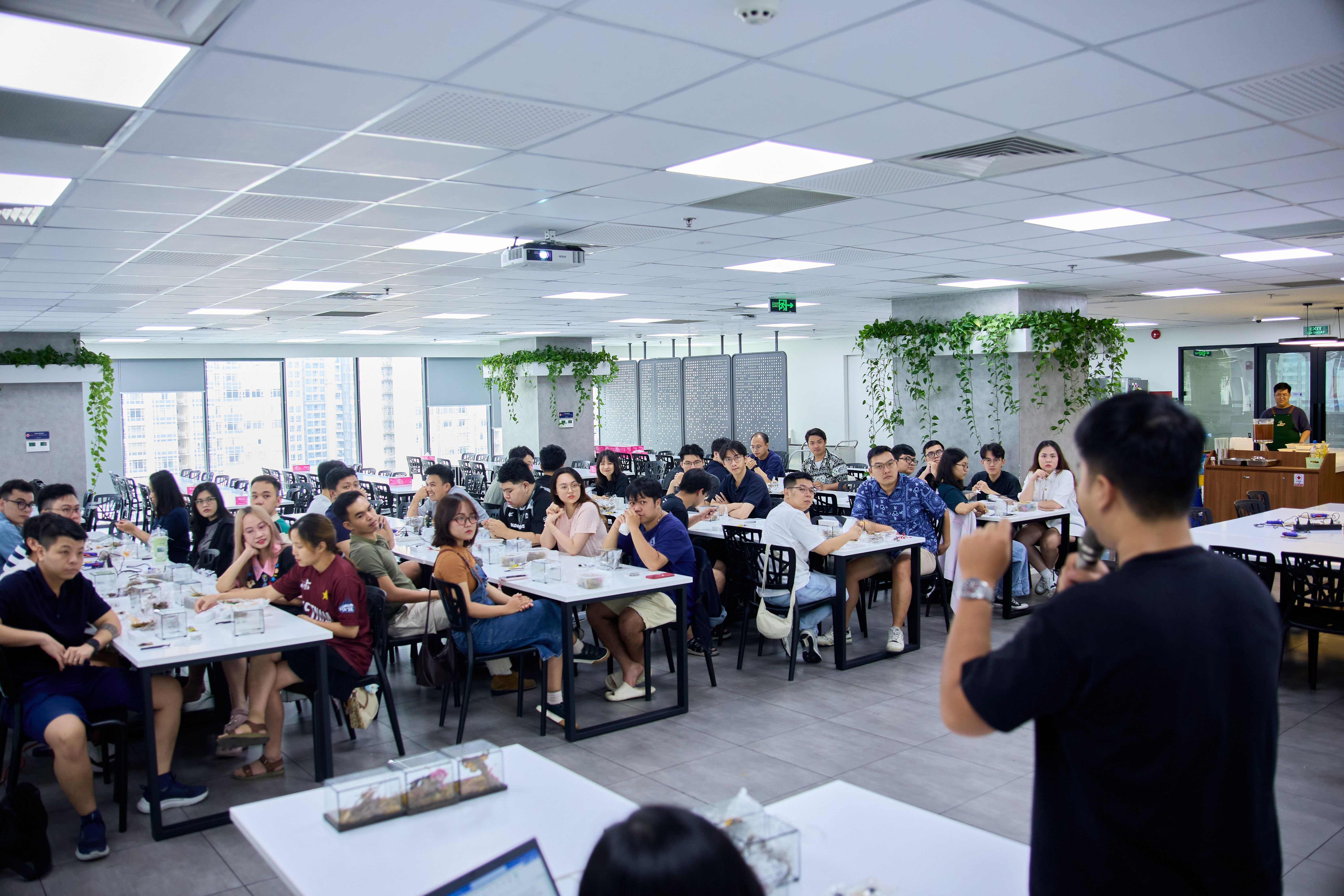 Anh đang nói là founder của mô hình này nè, có niềm đam mê với côn trùng