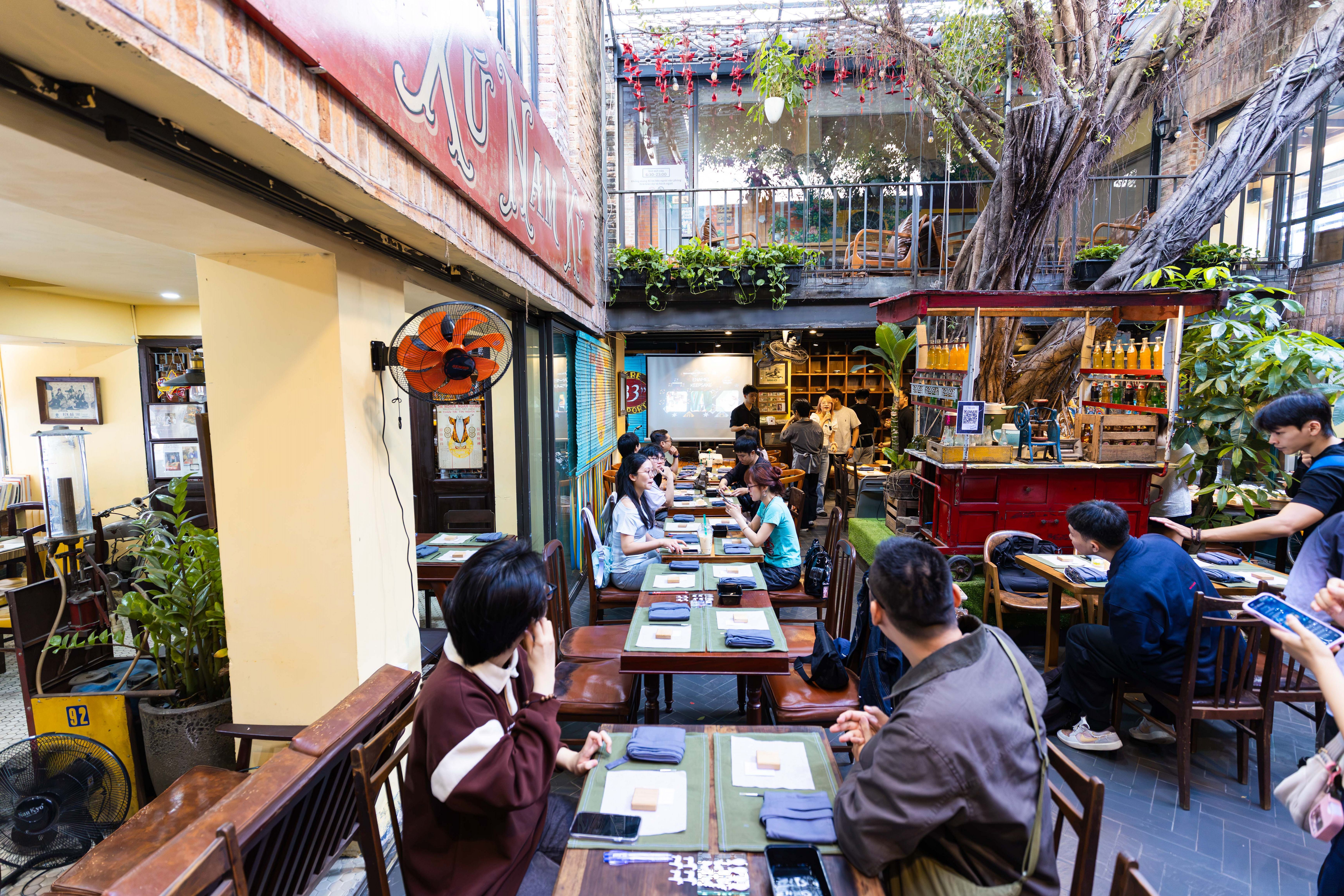 The workshop took place in a cozy coffee shop on D5 Street, Binh Thanh District.